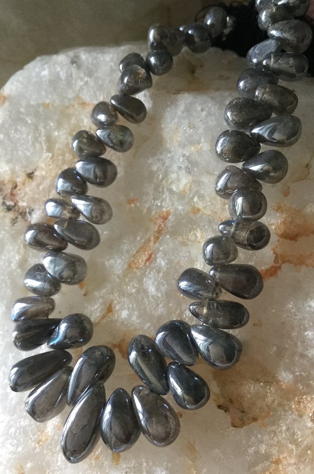 80 cts coated Labradorite graduated plain drops 16 cm strand approx 50 gems Madagascar - Image 3 of 4