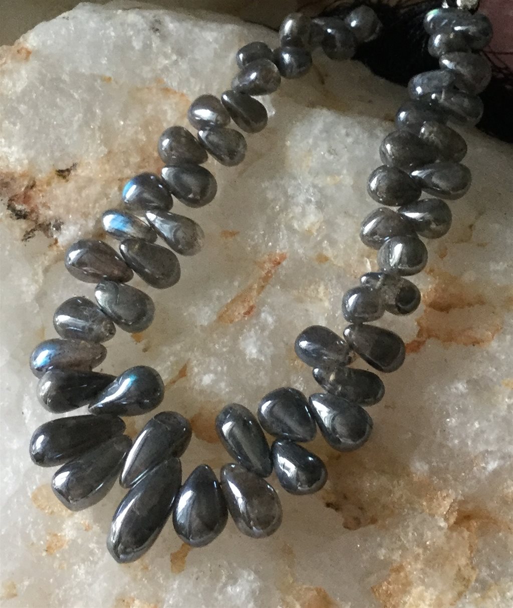 80 cts coated Labradorite graduated plain drops 16 cm strand approx 50 gems Madagascar - Image 4 of 4