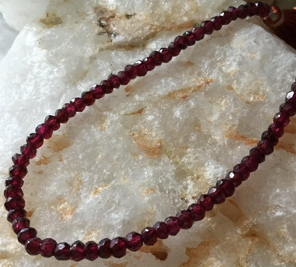 30 cts Garnets Faceted rondelles 17 cm strand from India 67 stones approx beautiful colour. - Image 4 of 4