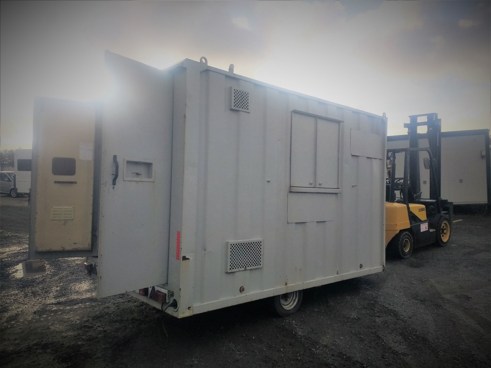 12ft Towable Welfare / Groundhog Unit - Image 2 of 5