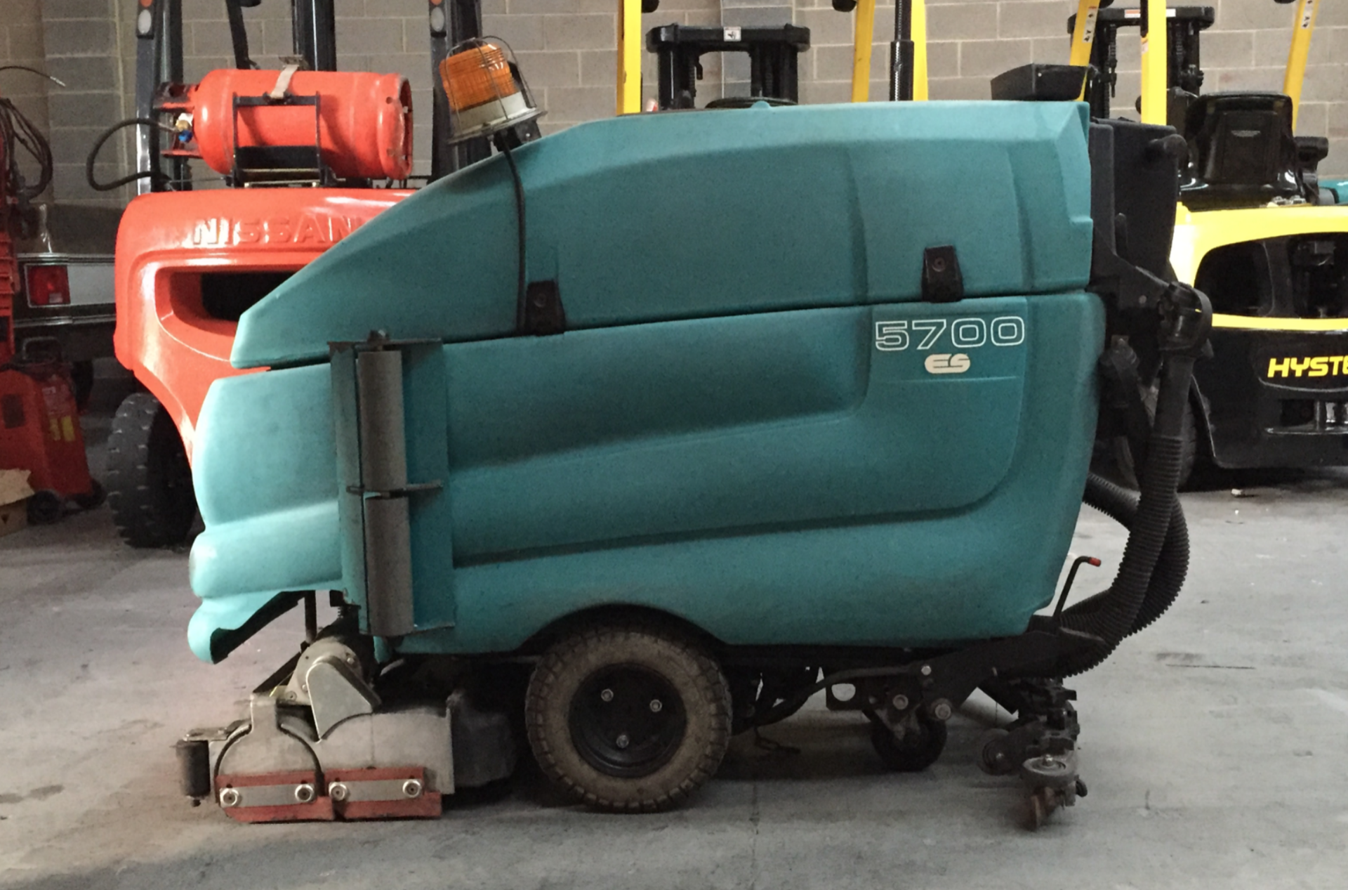 Tennent Scrubber 5700 Sweeper Scrubber & Drier - No VAT on hammer & No Reserve