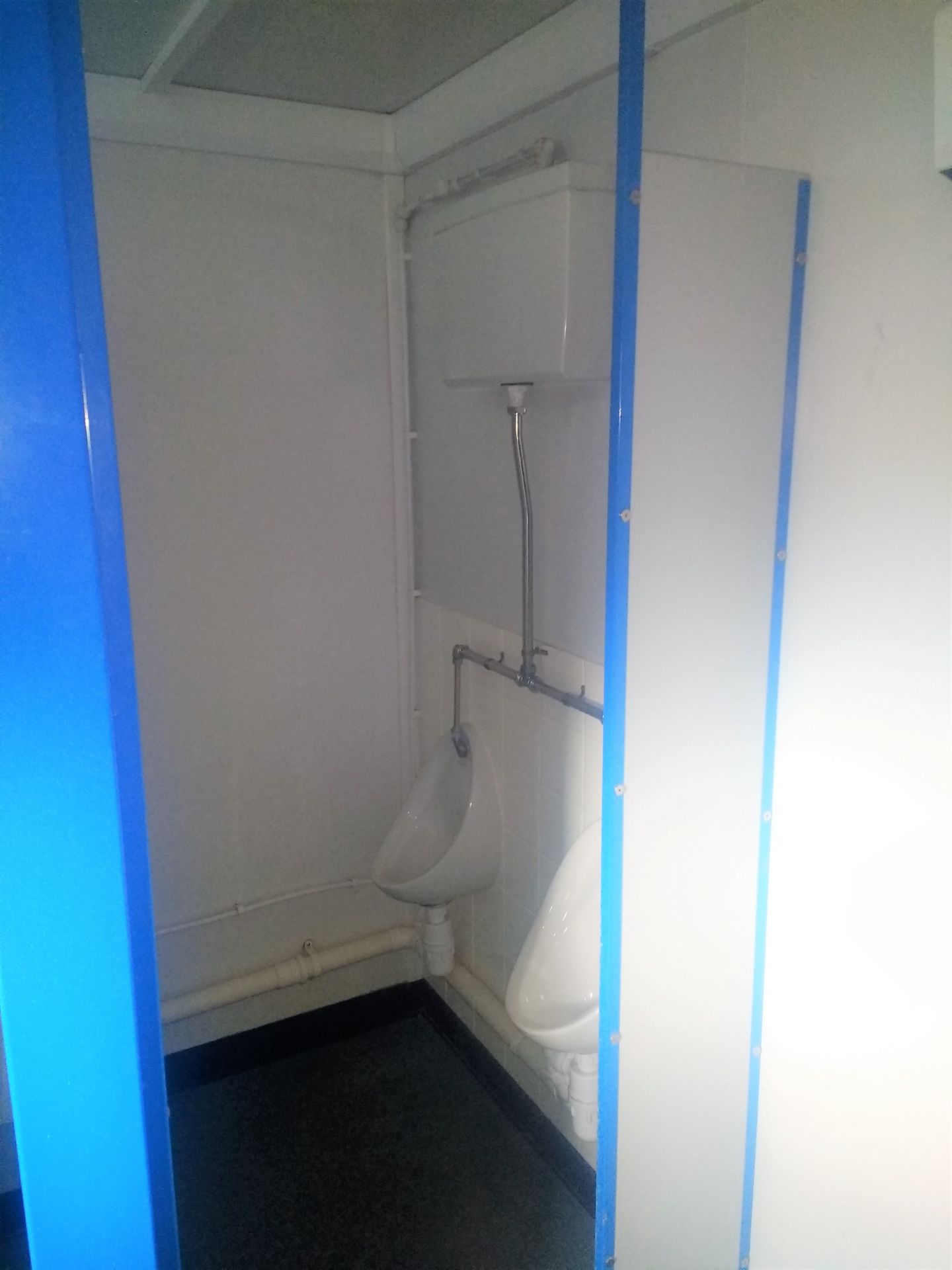 16ft x 9ft Genuine Portacabin 2+1 Male / Female Toilet Block - Image 4 of 5