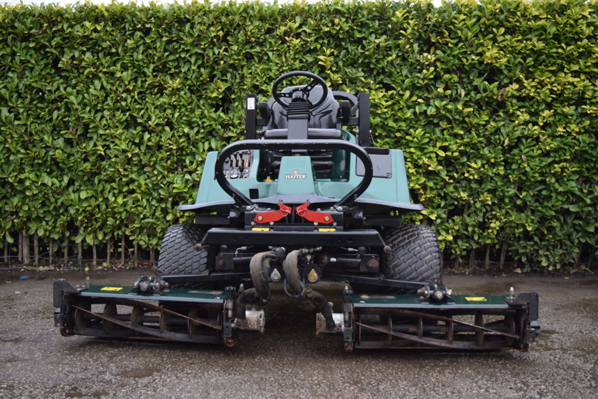 2011 Registered Hayter LT324 Triple Cylinder Mower - Image 4 of 9