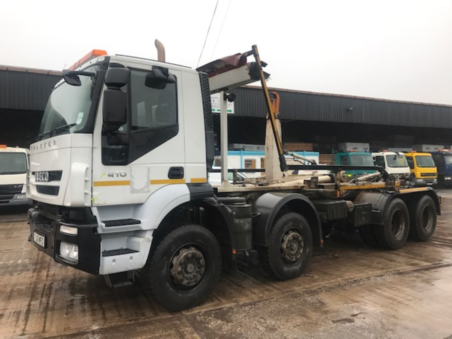 2011 Iveco Trakker 410 8x4 Hook Loader - Image 2 of 3