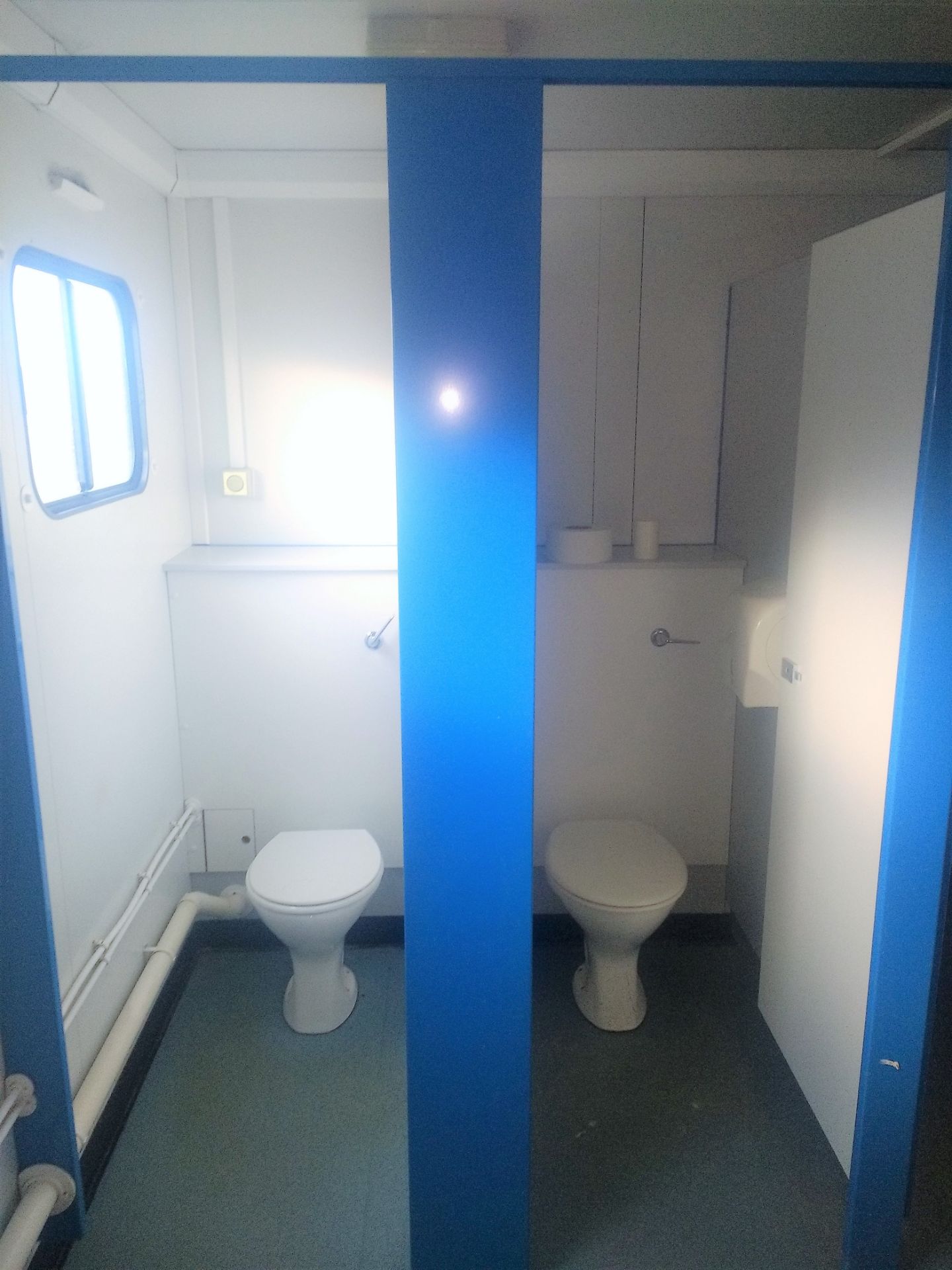 16ft x 9ft Genuine Portacabin 2+1 Male / Female Toilet Block - Image 3 of 5