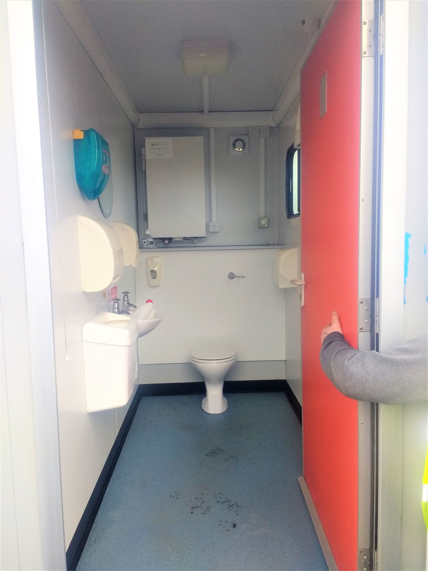 16ft x 9ft Genuine Portacabin 2+1 Male / Female Toilet Block - Image 2 of 5