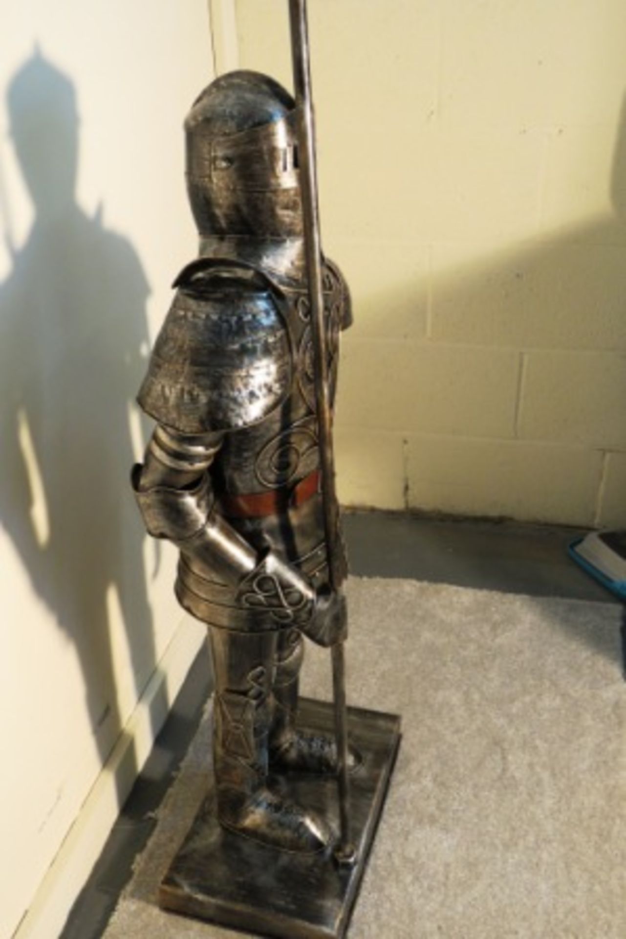 SUIT OF ARMOUR - KNIGHT WITH AXE ON STAND - 1,5M TALL - Image 3 of 3