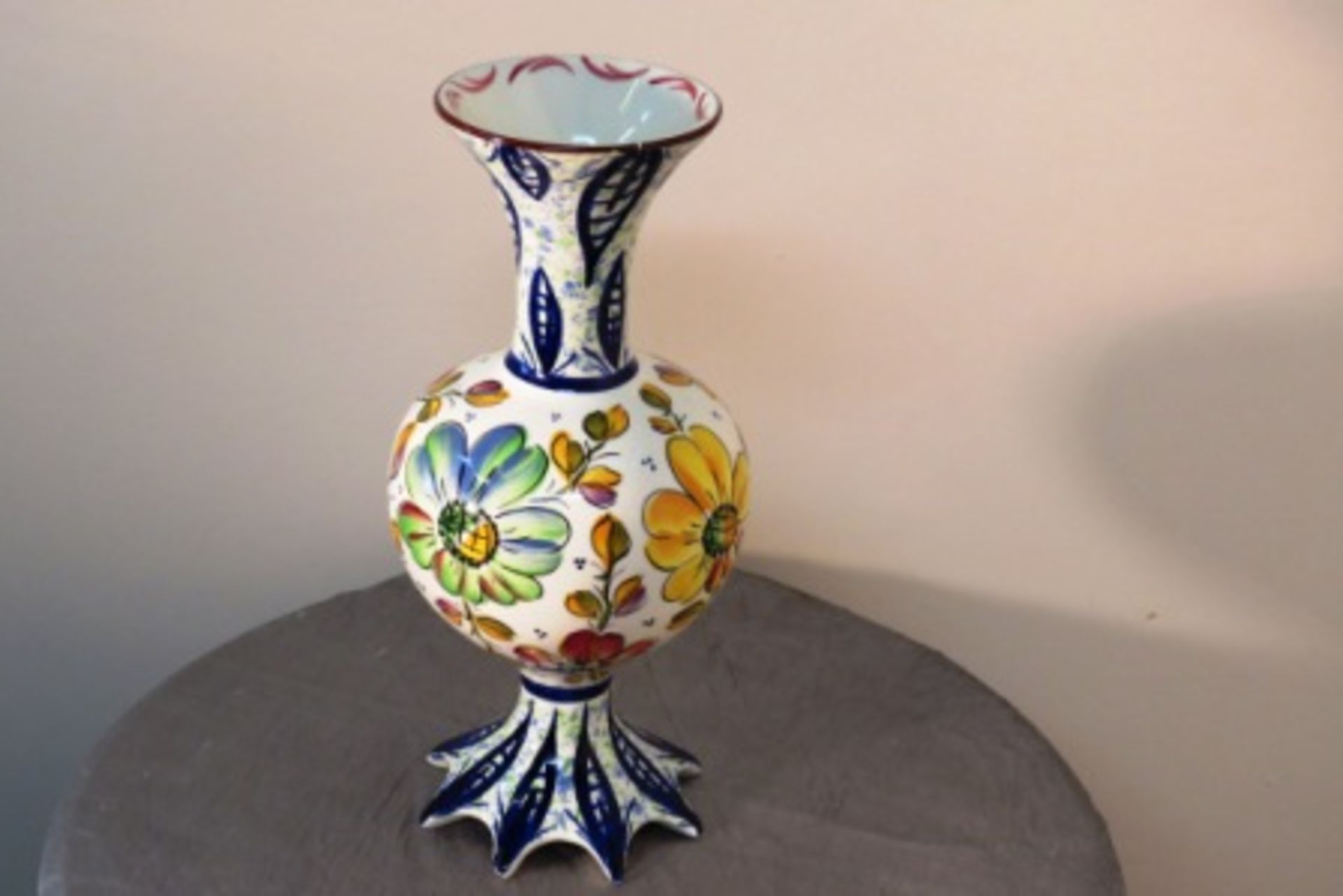 ITALIAN FLORAL VASE IN EXCELLENT CONDITION - Image 2 of 3