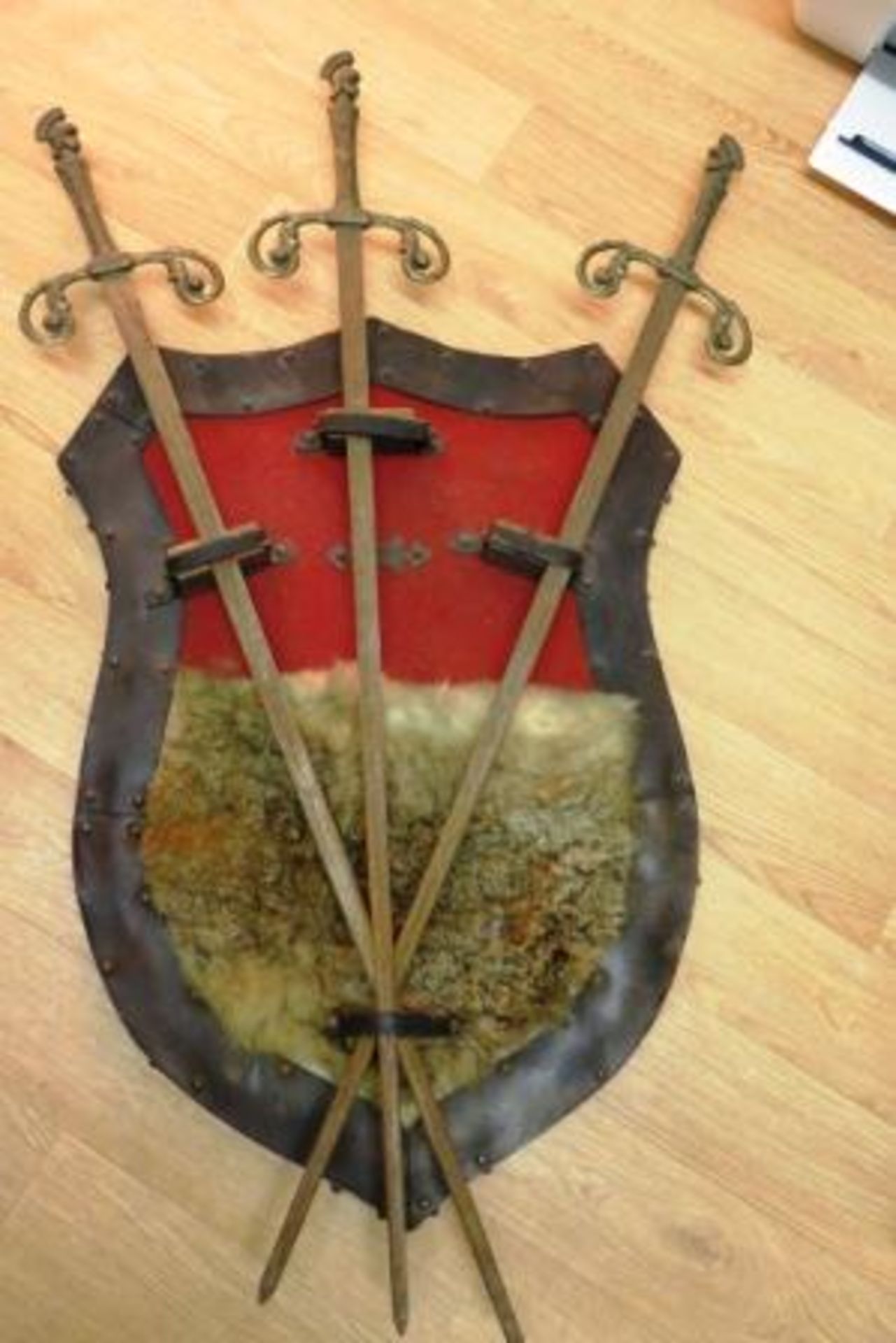 RETRO WALL SHIELD AND SWORDS