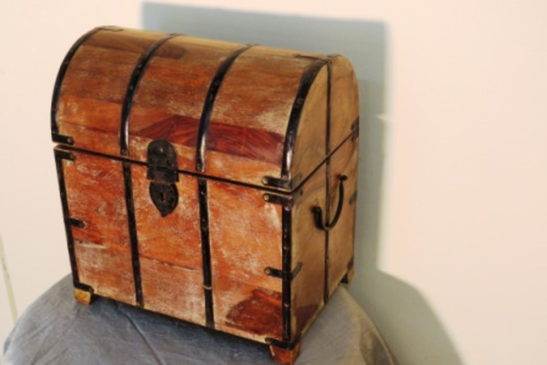 WOODEN WINE CHEST WITH CAST IRON LOCKS & HANDLE - HOLDS 6 BOTTLES - Image 2 of 3