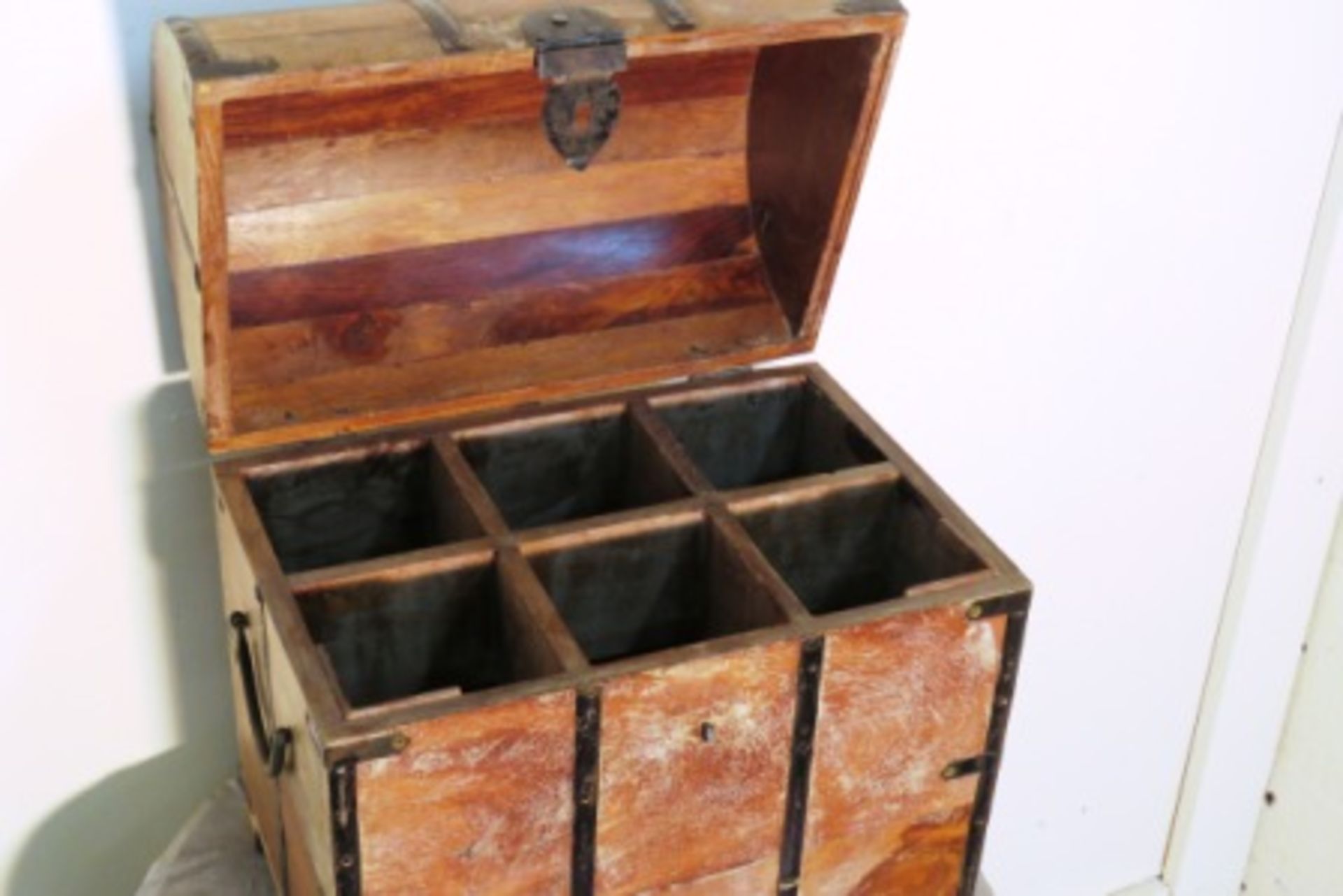 WOODEN WINE CHEST WITH CAST IRON LOCKS & HANDLE - HOLDS 6 BOTTLES - Image 3 of 3