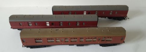 Vintage Retro 3 x Model Train Coaches 00 Guage Tri-ang & Hornby