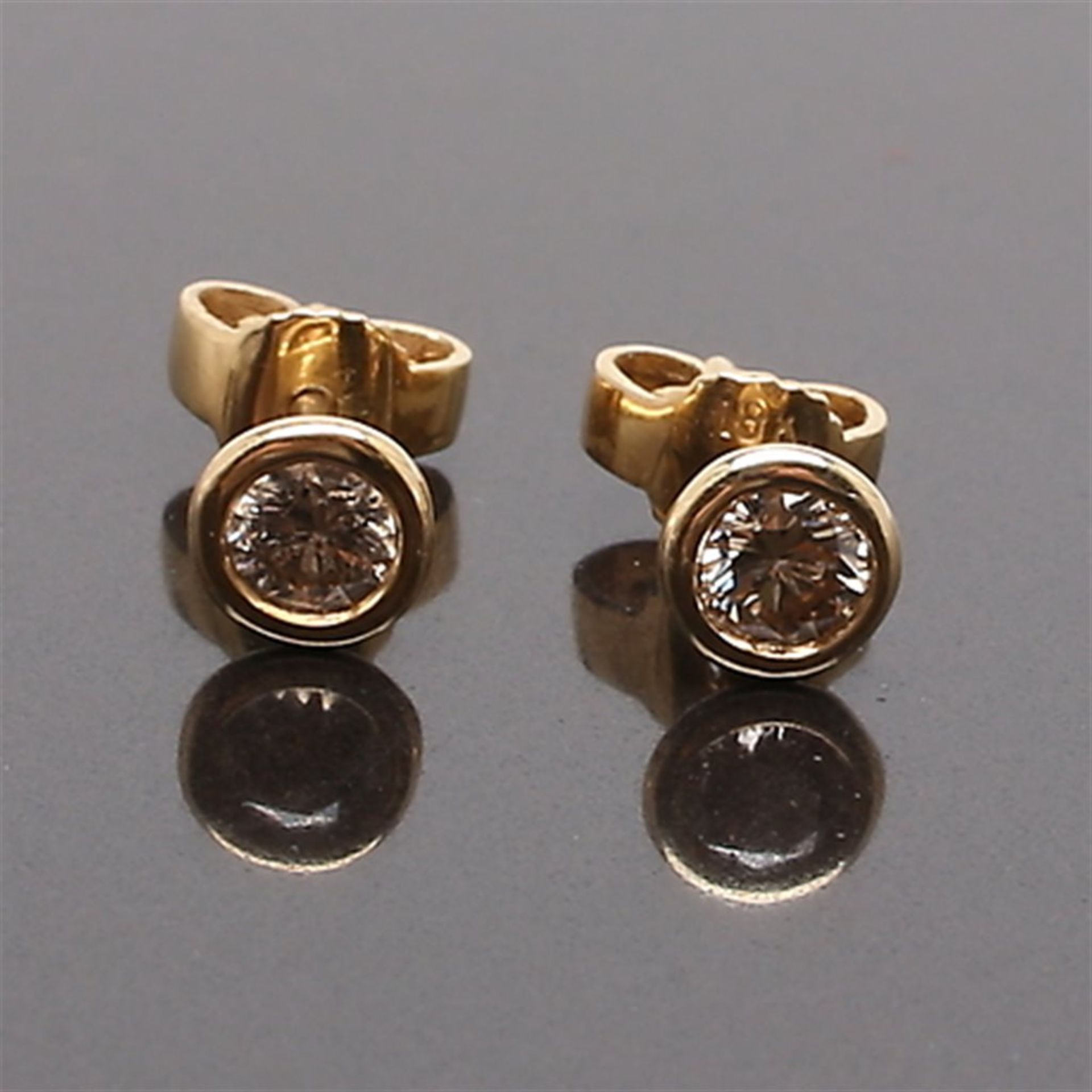 Whit gold earring with diamonds.