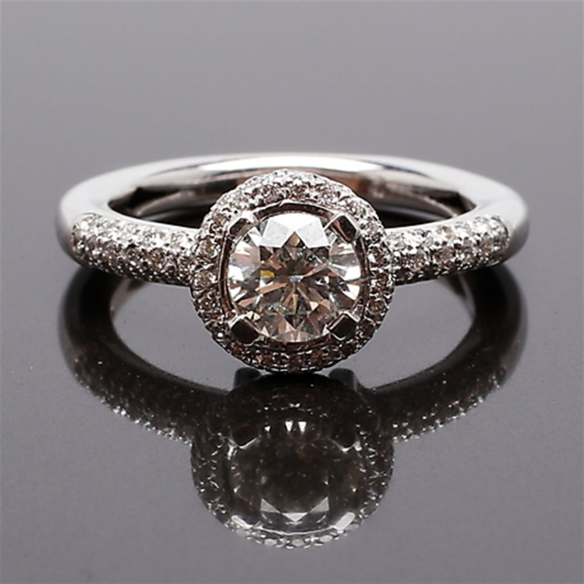 White gold Ring with centre round diamond of 1.21 ct. IGL certificate included