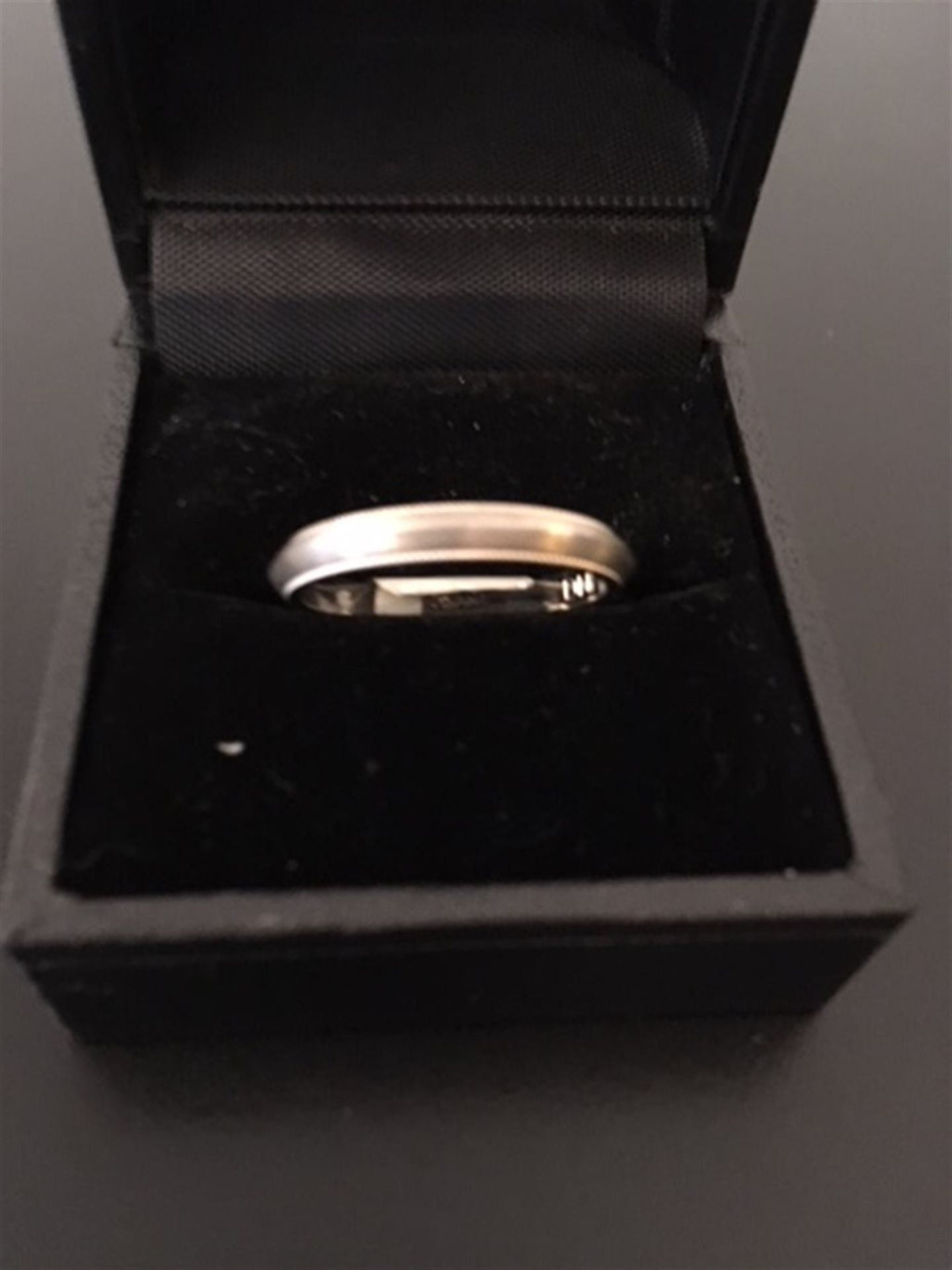 Platinum wedding band - Image 2 of 2