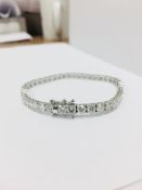 10.00ct Diamond tennis bracelet set with brilliant cut diamonds of I/J colour, si2-3 clarity. All