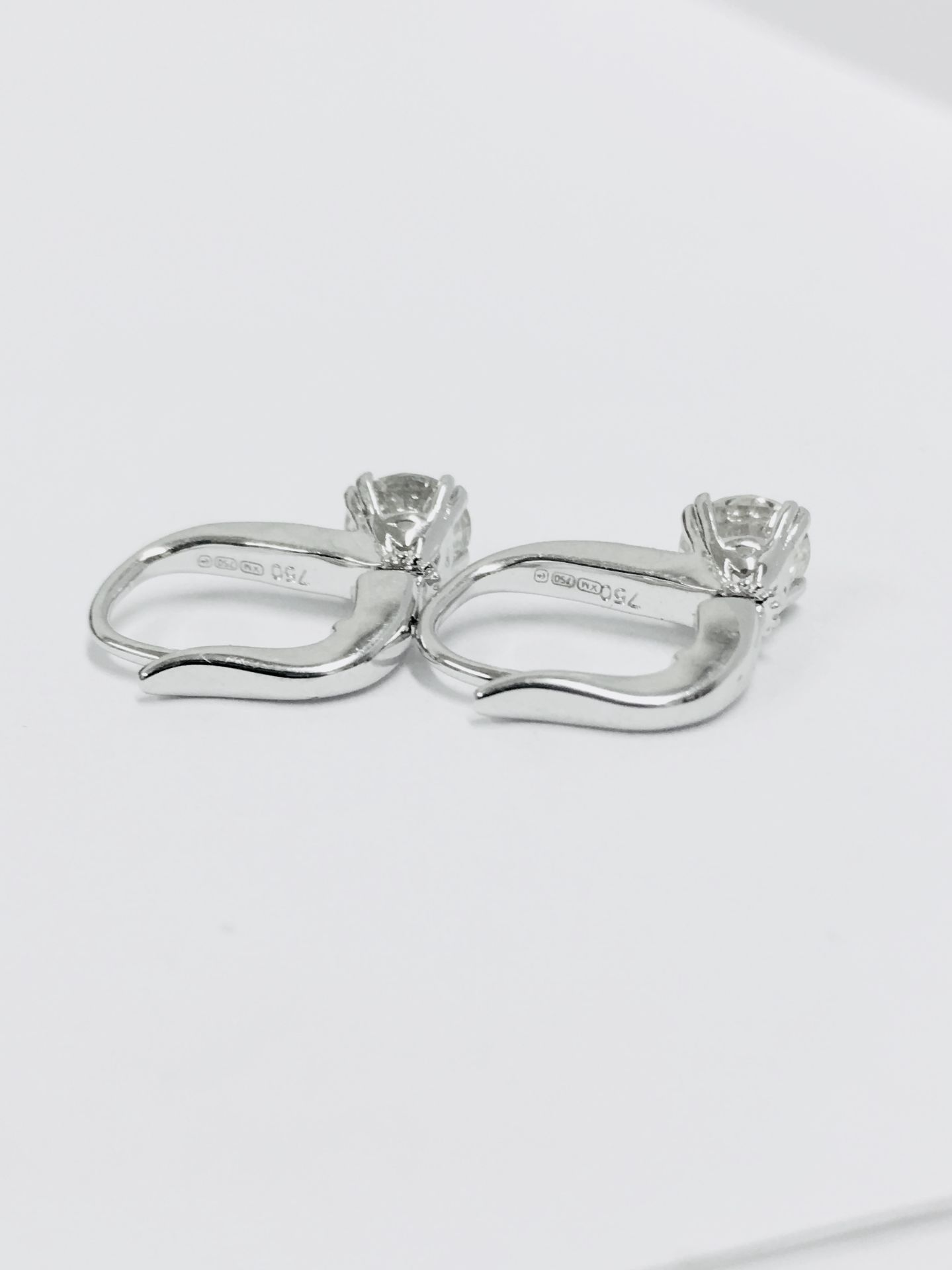 18ct white gold hoop style earrings with hinge fastners. 2 x 0.50ct Brilliant cut diamonds, H colour - Image 3 of 5