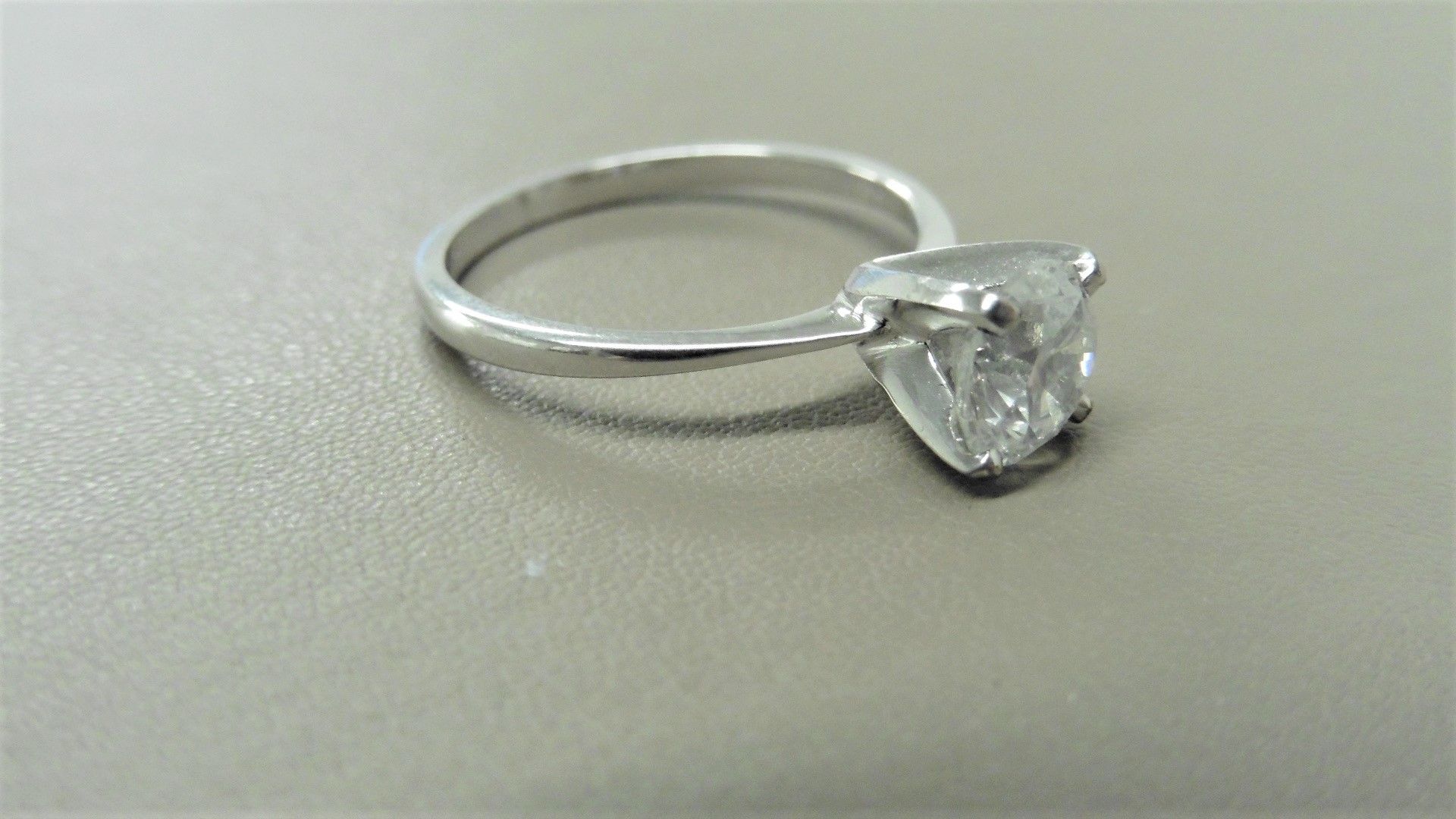 1.33ct diamond solitaire ring with a brilliant cut diamond. F colour and I1 clarity. Set in platinum - Bild 4 aus 4