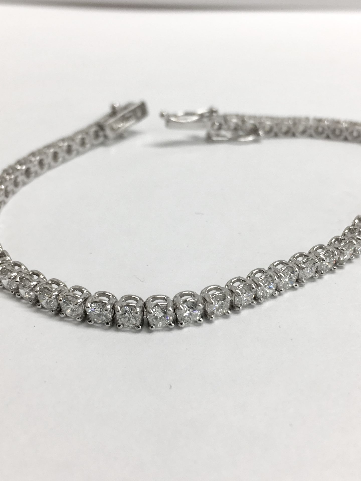 6.60ct Diamond tennis bracelet set with brilliant cut diamonds of I/J colour, si2 clarity. All set - Bild 4 aus 5