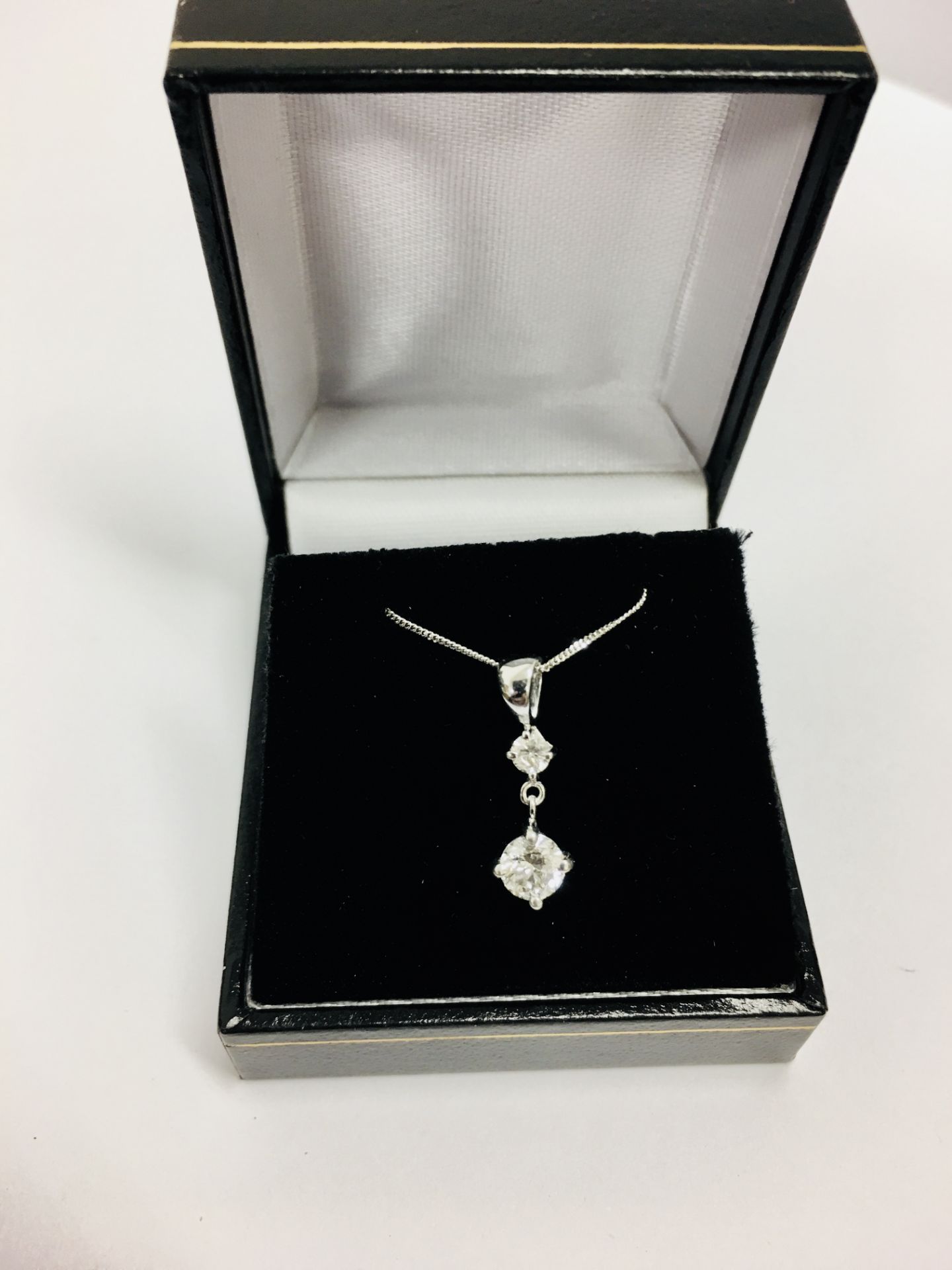 0.60ct diamond drop pendant set in 18ct white gold. 0.50ct on the bottom with 0.10ct on top. I-J - Bild 3 aus 5