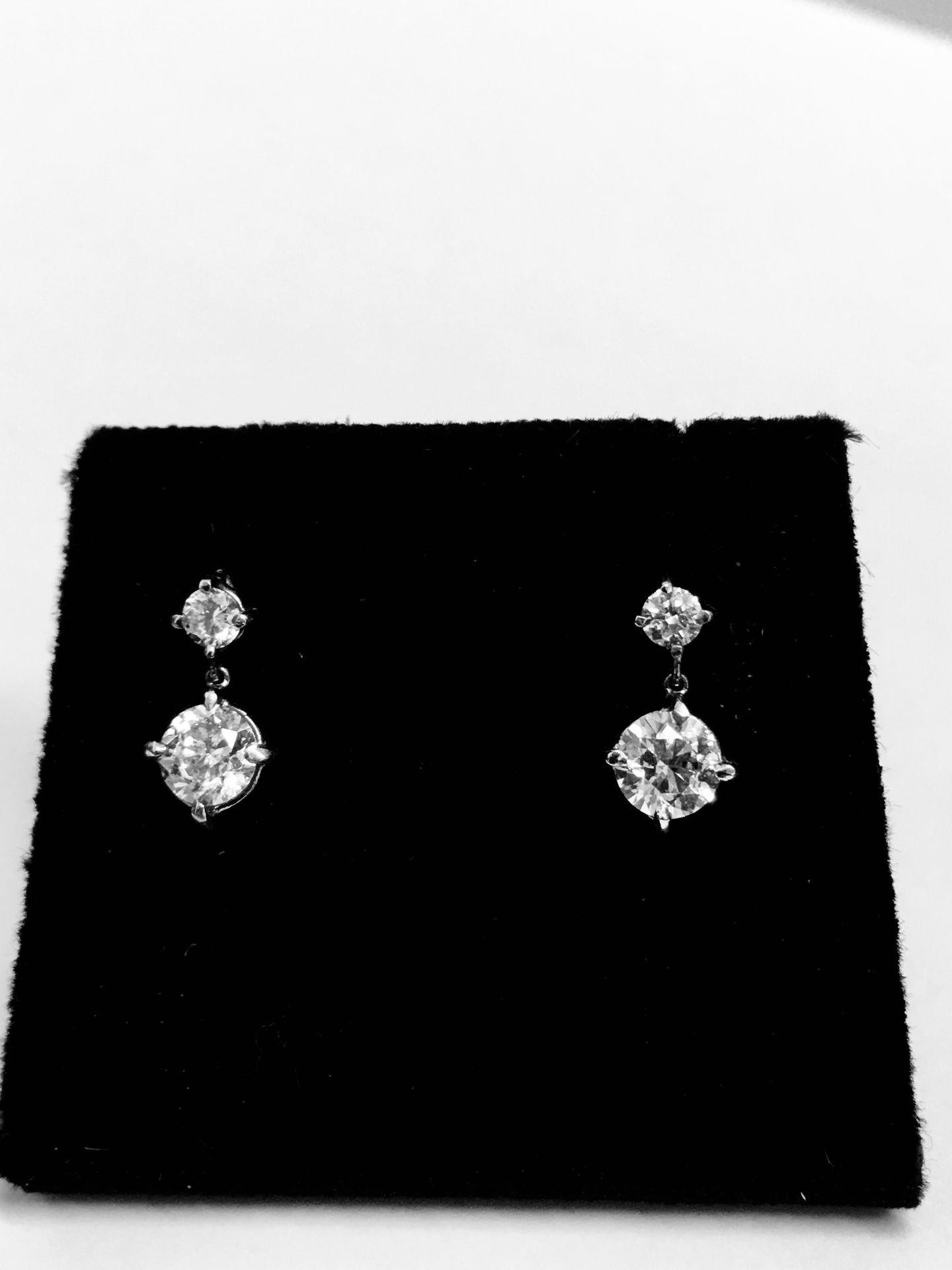 18ct white golddrop style earrings. Each has 2 brilliant cut diamonds, I colour, si3 clarity. - Image 2 of 4