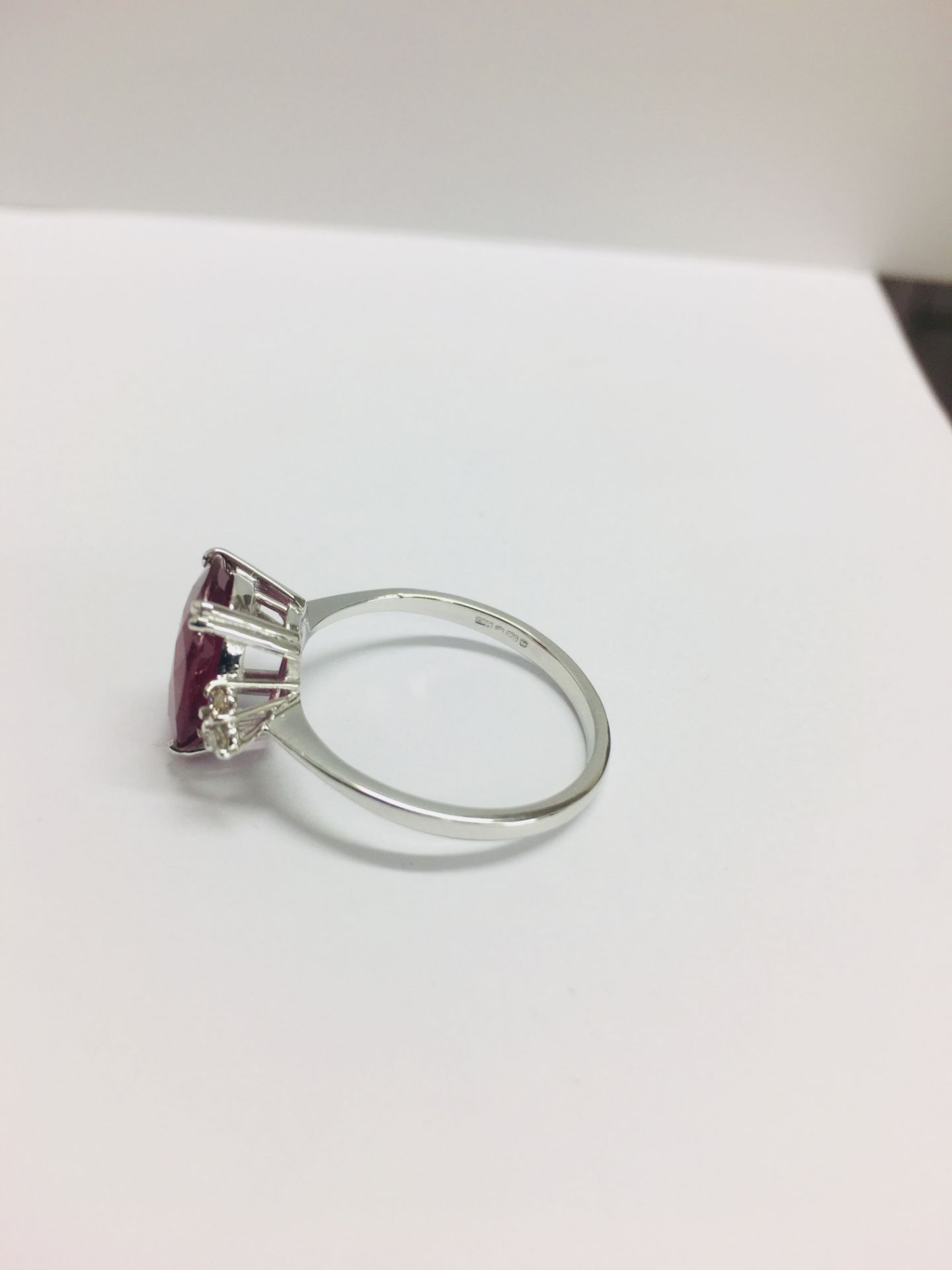 18ct Ruby Diamond Cluster ring,6ct Ruby natural(treated) 0.36ct diamond i colour si clarity,2.9gms - Image 3 of 5