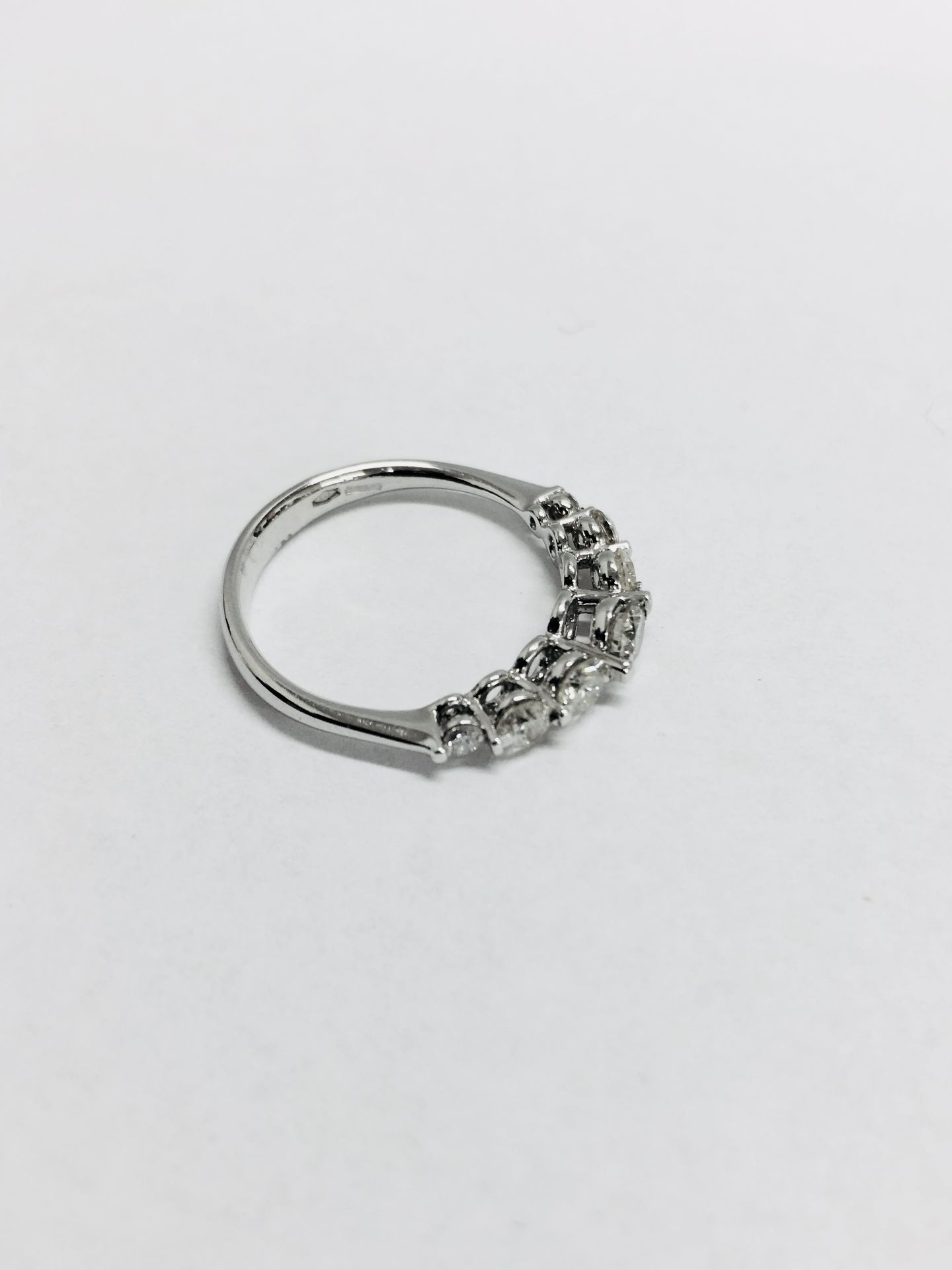 0.60ct diamond band ring set in 14ct white gold. 7 graduated brilliant cut diamonds, I colour and - Bild 3 aus 4