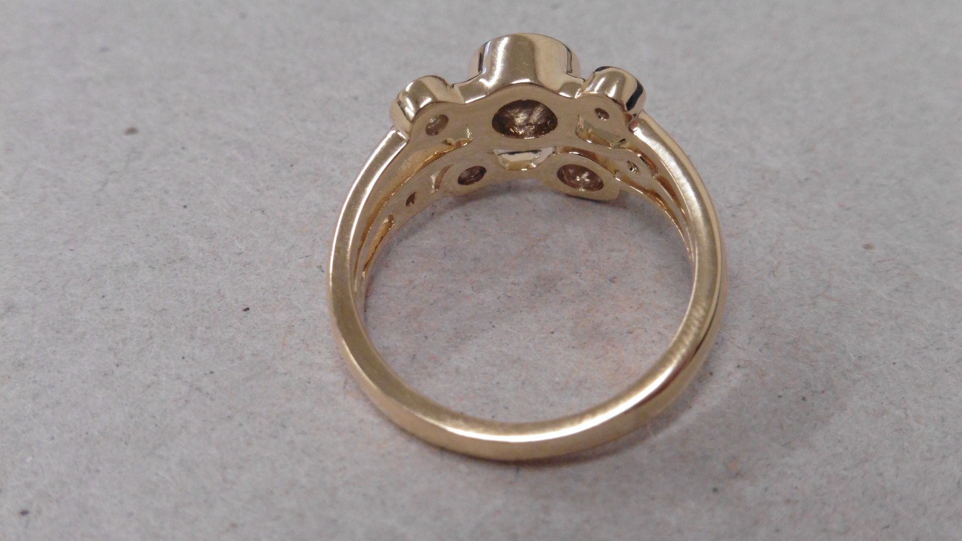 1.00ct diamond dress ring set in 9ct yellow gold. Graduated brilliant cut diamonds, I/J colour and - Bild 3 aus 3