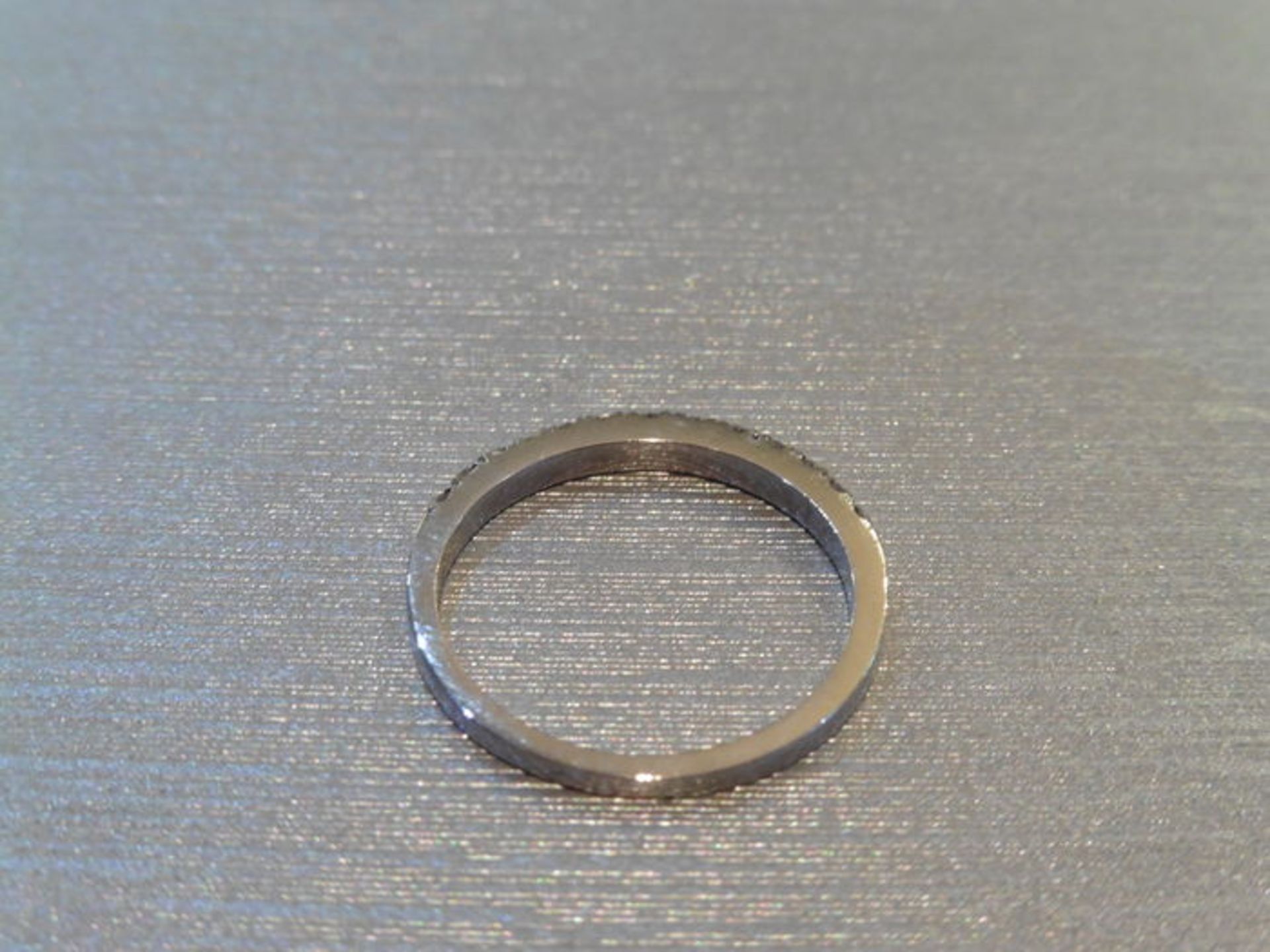 0.32ct diamond band ring set in 9ct white gold. Small brilliant cut diamonds, I colour and i1 - Bild 2 aus 2