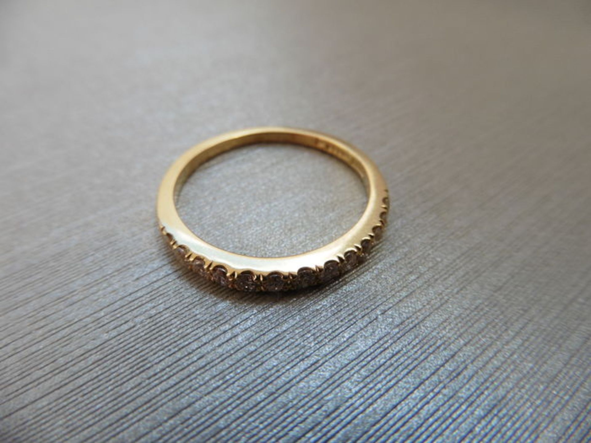 0.32ct diamond band ring set in 9ct yellow gold. Small brilliant cut diamonds, I colour and i1 - Bild 2 aus 2