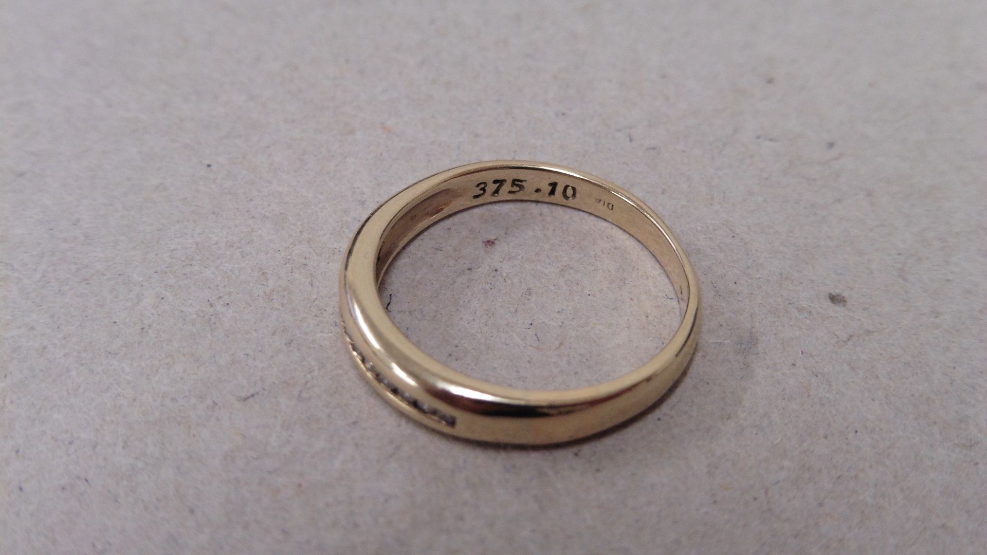 0.10ct diamonnd band ring set in 9ct yellow gold. 12 small brilliant cut diamonds, H/I colour and si - Bild 4 aus 4