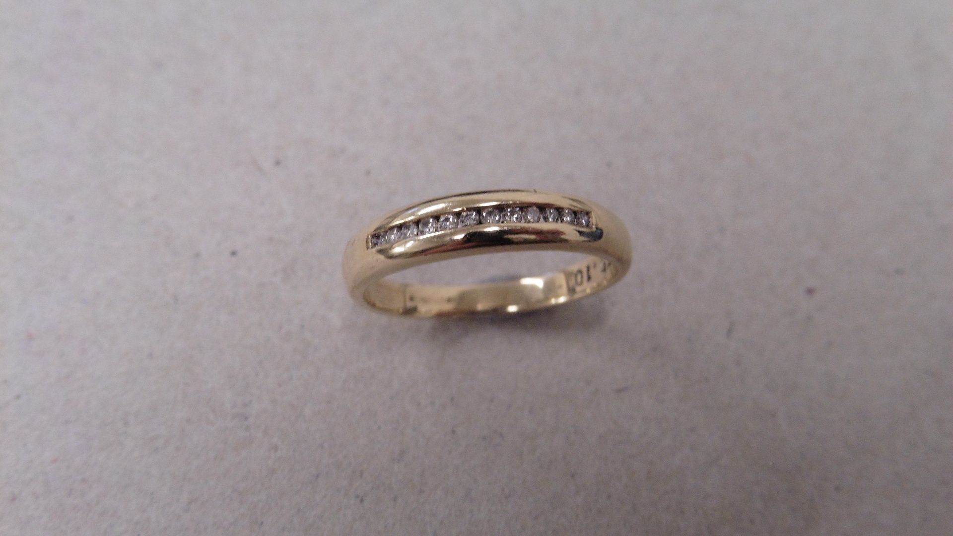 0.10ct diamonnd band ring set in 9ct yellow gold. 12 small brilliant cut diamonds, H/I colour and si - Bild 3 aus 4