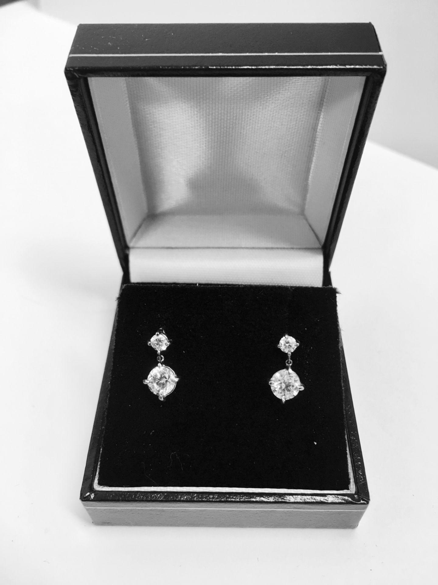 18ct white golddrop style earrings. Each has 2 brilliant cut diamonds, I colour, si3 clarity. - Image 3 of 4