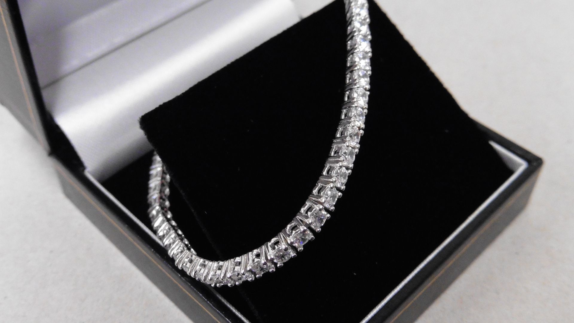 4.50ct Diamond tennis bracelet set with brilliant cut diamonds of I colour, si2 clarity. All set - Bild 4 aus 4