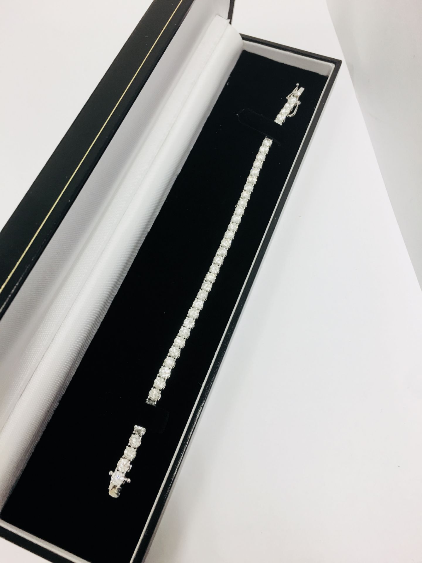 10.50ct Diamond tennis bracelet set with brilliant cut diamonds of I colour, si2 clarity. All set in - Bild 7 aus 7