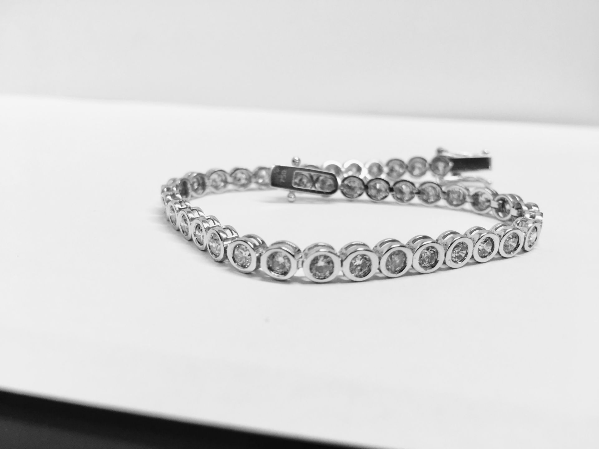 3.50ct tennis style bracelet set with brilliant cut diamonds. I colour, Si2 clarity. 18ct white - Bild 4 aus 5