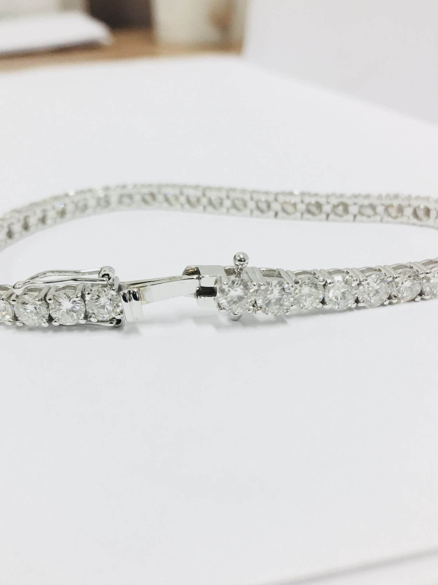 8.00ct Diamond tennis bracelet set with brilliant cut diamonds of I/J colour, si2 clarity. All set - Bild 4 aus 6