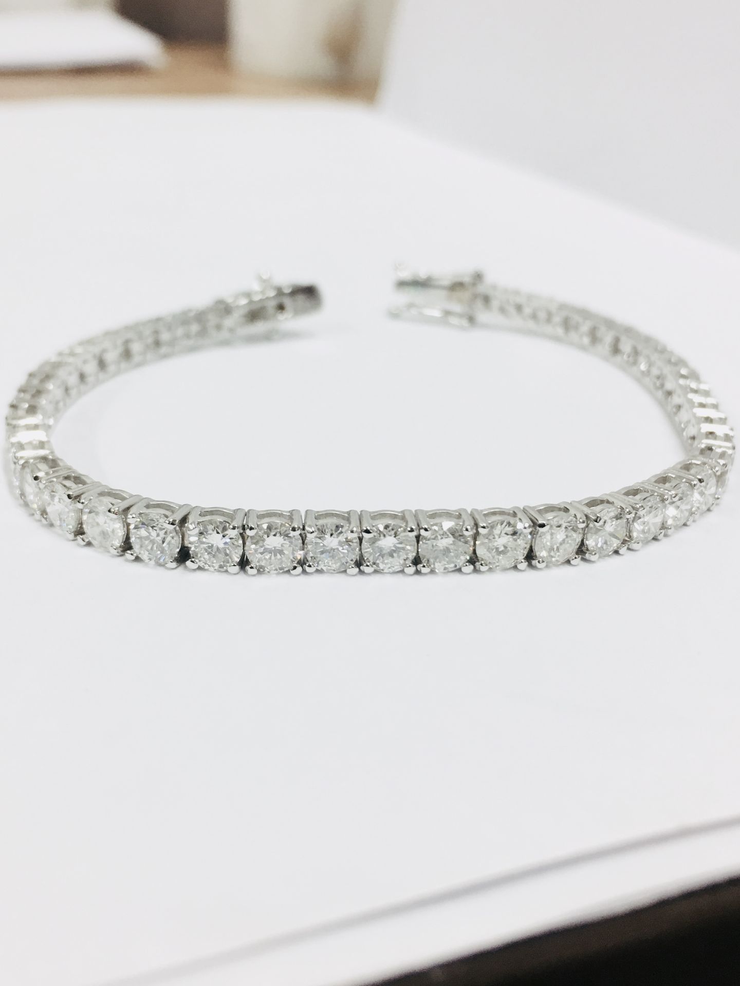 8.00ct Diamond tennis bracelet set with brilliant cut diamonds of I/J colour, si2 clarity. All set - Bild 6 aus 6