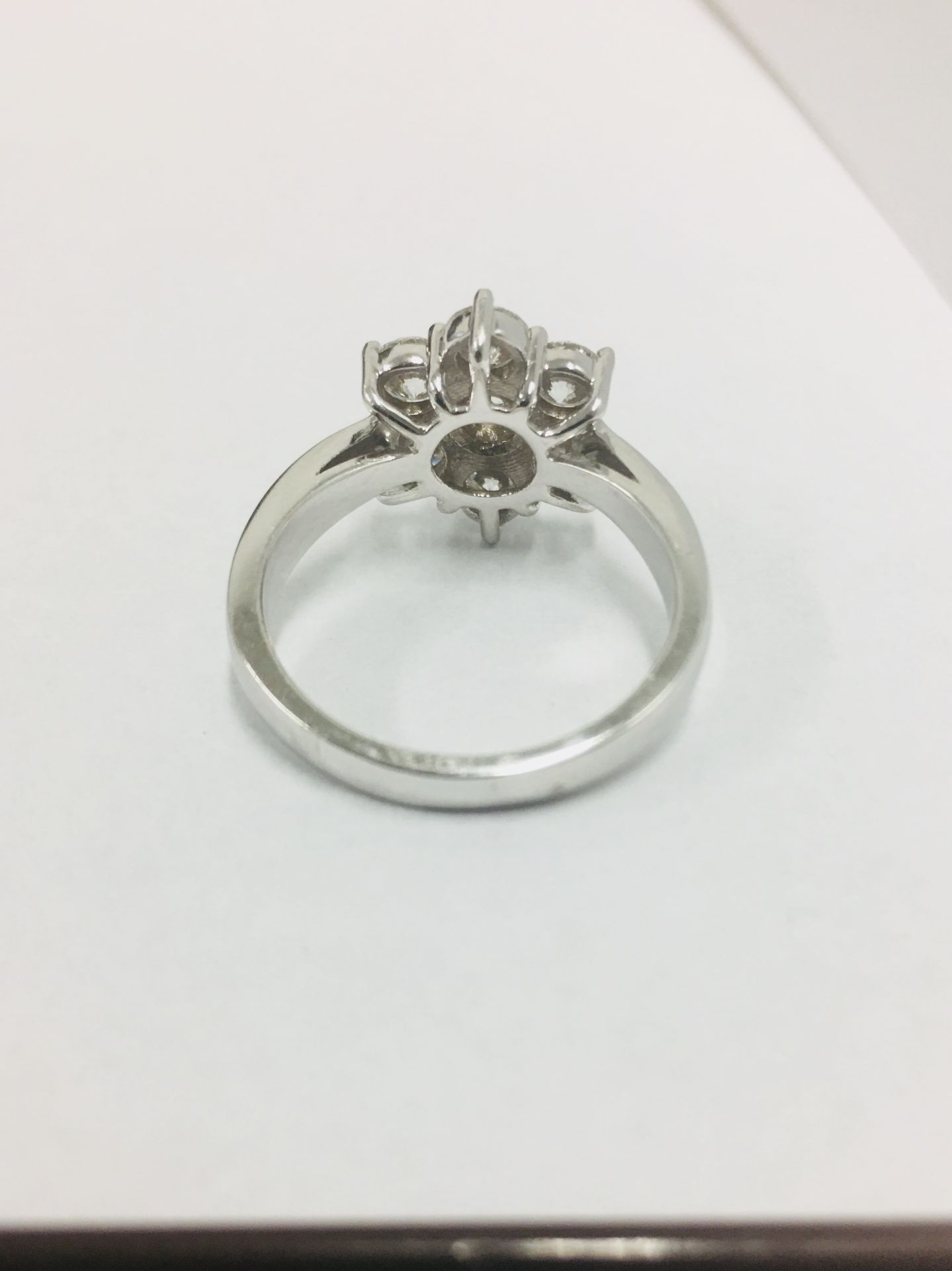 2.25ct diamond cluster style dress ring. 7 Brilliant cut diamonds, I colour and si2-3 clarity. - Bild 3 aus 4