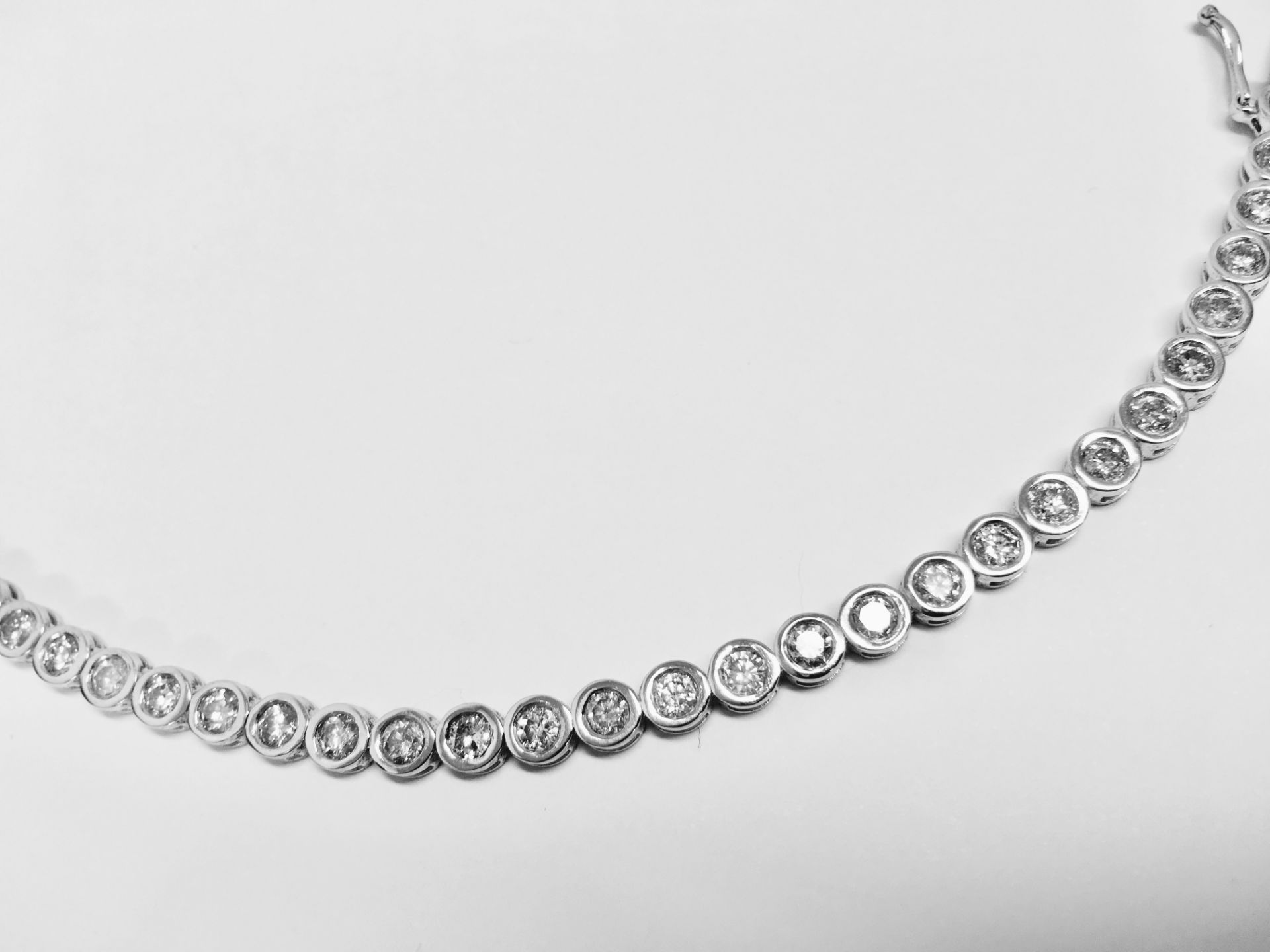 3.50ct tennis style bracelet set with brilliant cut diamonds. I colour, Si2 clarity. 18ct white - Bild 5 aus 5