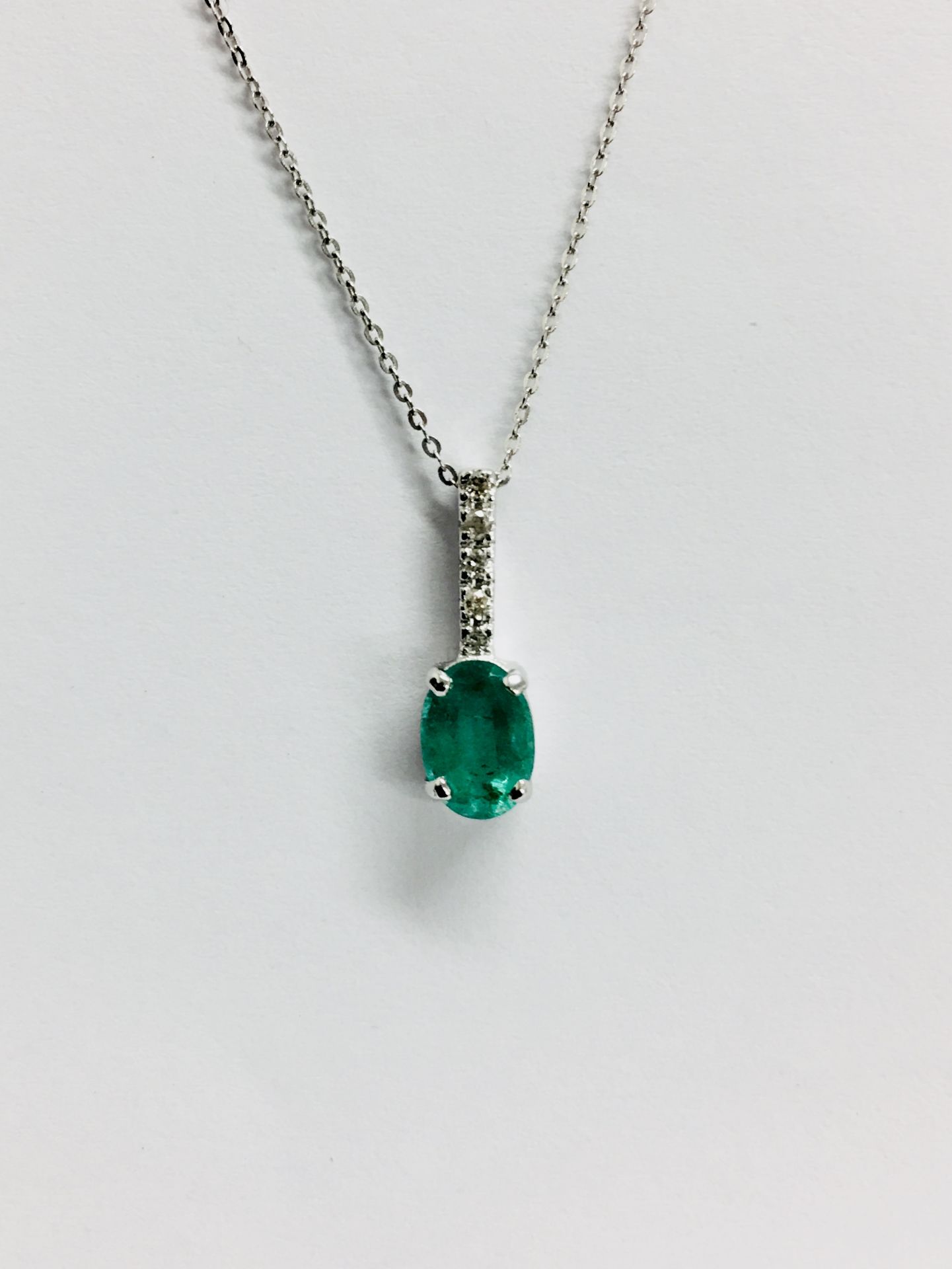0.80ct emerald and diamond drop style pendant. 7X 5mm oval emerald set with 5 small brilliant cut - Bild 5 aus 5