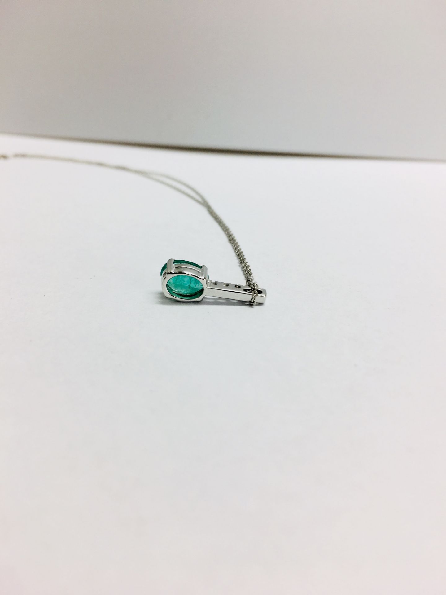 0.80ct emerald and diamond drop style pendant. 7X 5mm oval emerald set with 5 small brilliant cut - Bild 2 aus 5