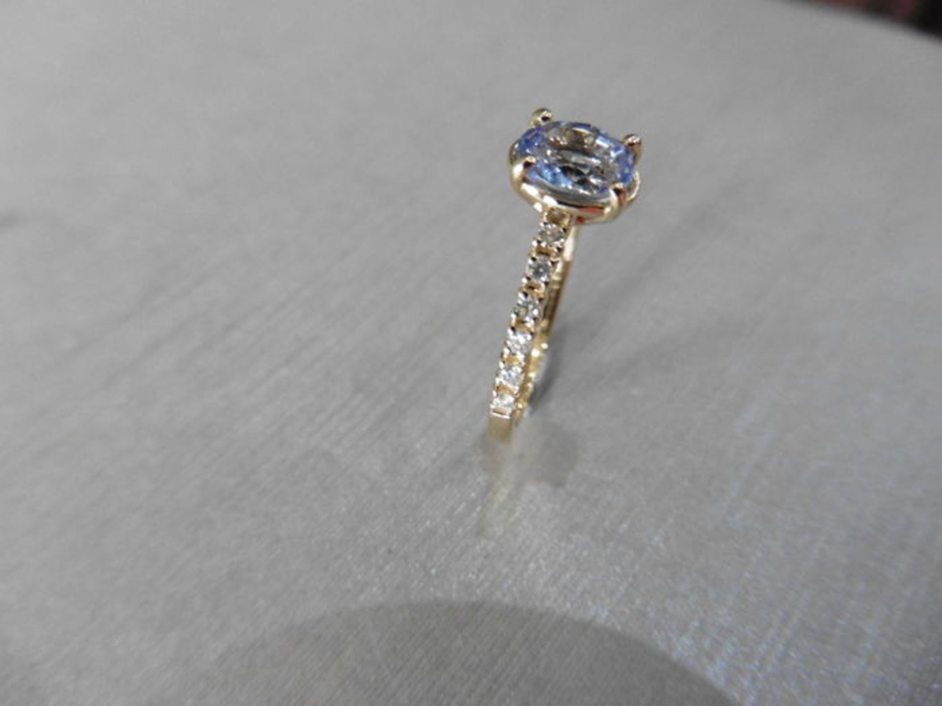 0.80ct / 0.12ct ceylon sapphire and diamond dress ring. Oval cut ( treated ) sapphire with small - Bild 2 aus 3
