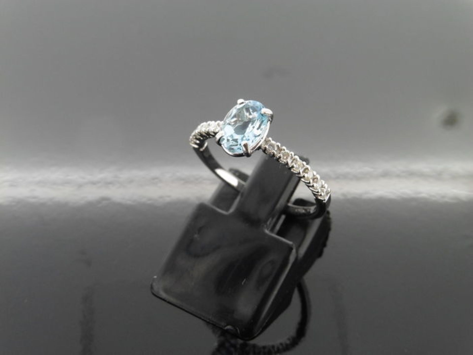 0.80ct / 0.12ct Aqua marine and diamond dress ring. Oval cut Aqua with small diamonds set into the - Bild 3 aus 3