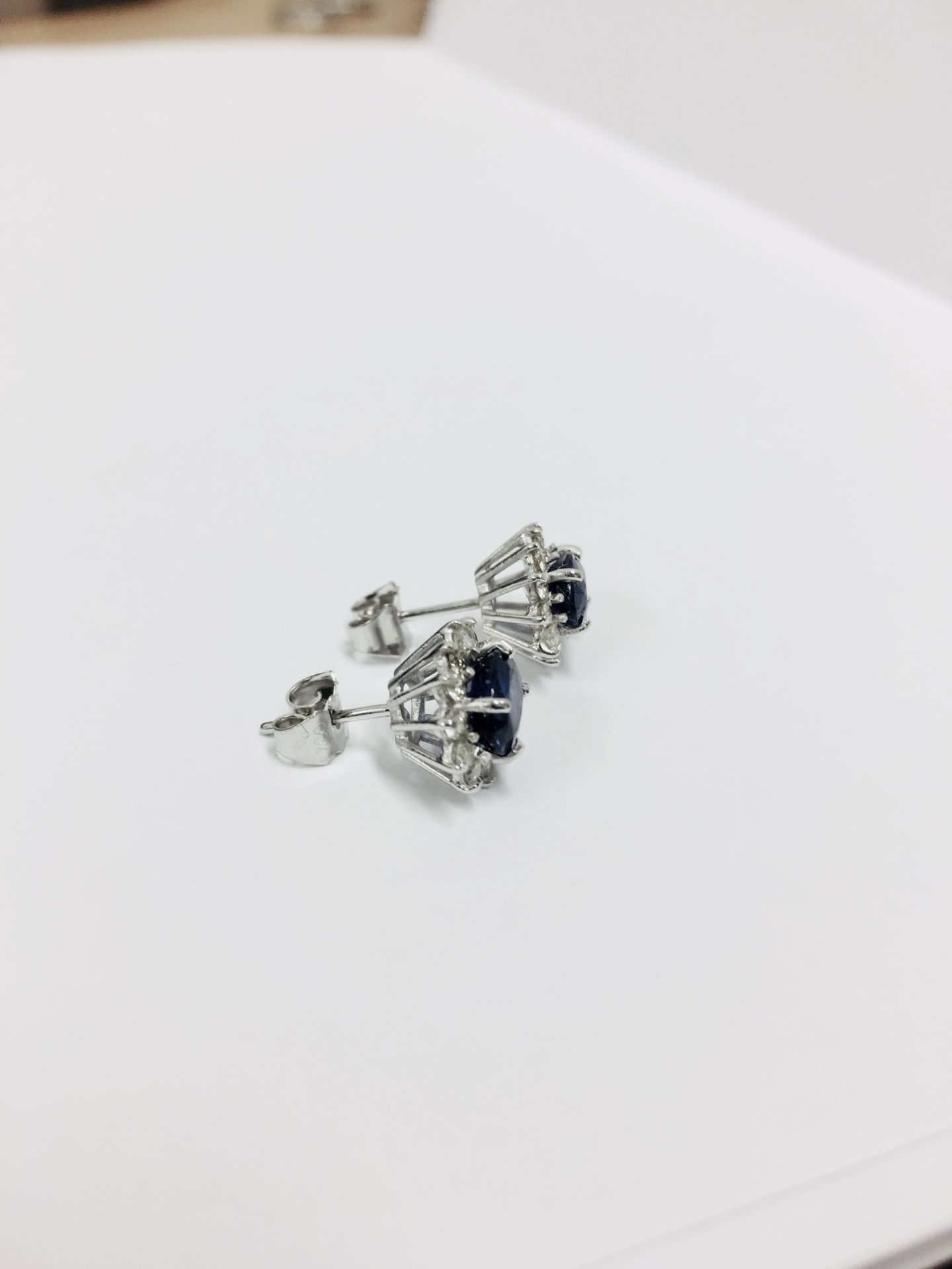 1.60ct Sapphire and Diamond cluster style stud earrings. Each Sapphire ( glass filled ) measures 7mm - Bild 3 aus 6