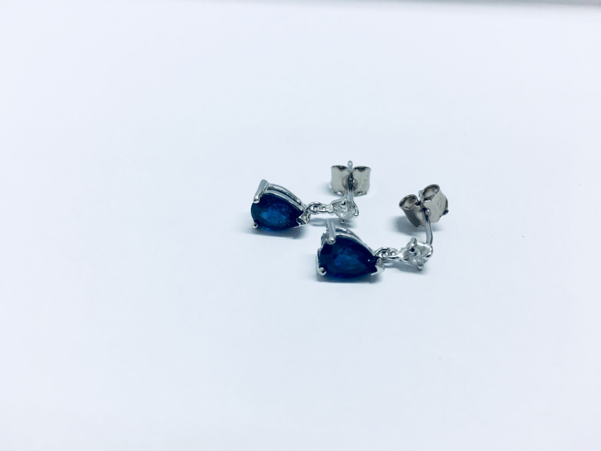 0.70ct drop style earrings. Each set with a pear-shaped Sapphire ( glass filled ) and a small - Bild 2 aus 4