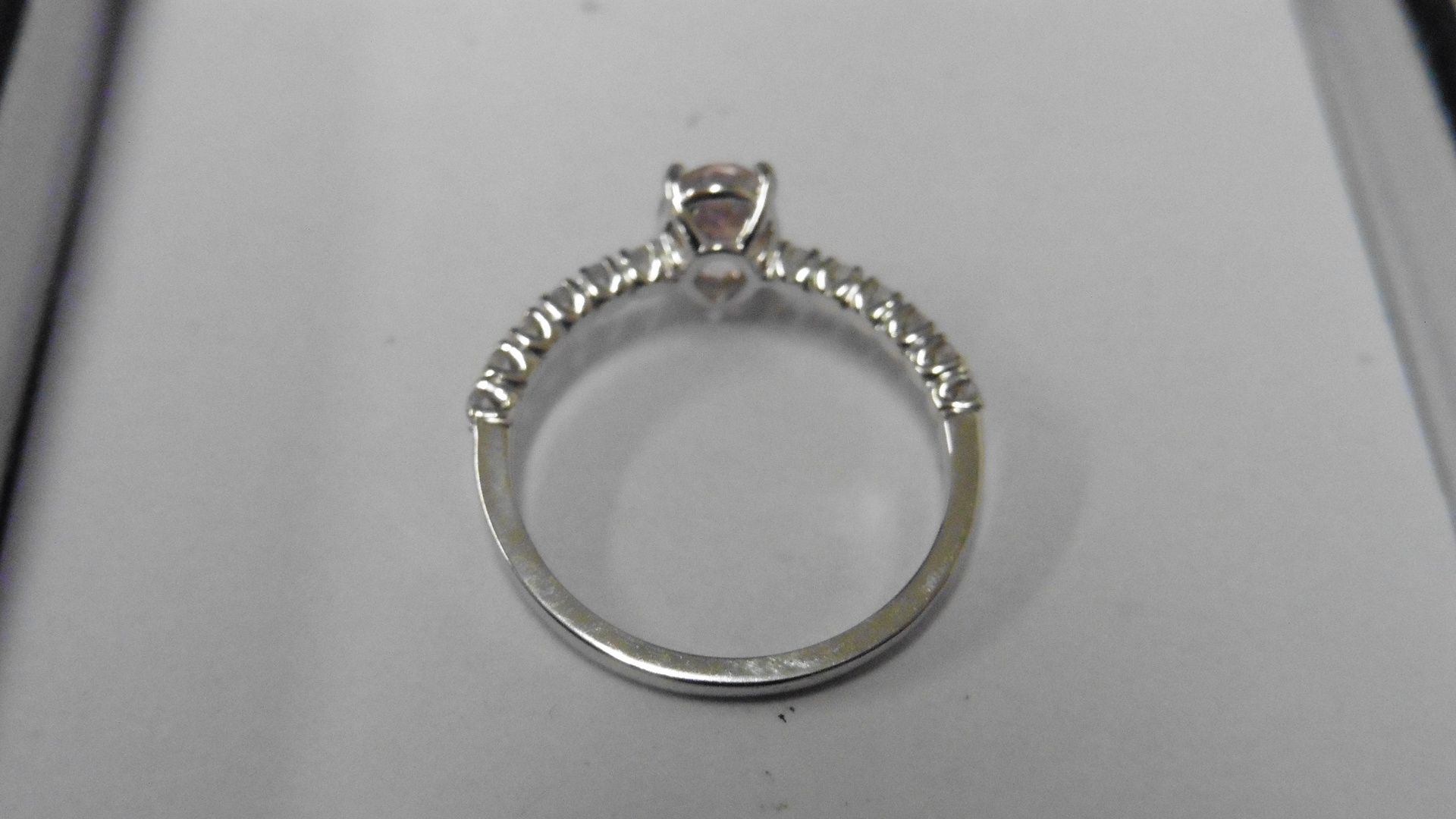 0.80ct / 0.12ct morganite and diamond dress ring. Oval cut ( treated ) morganite with small diamonds - Bild 3 aus 3