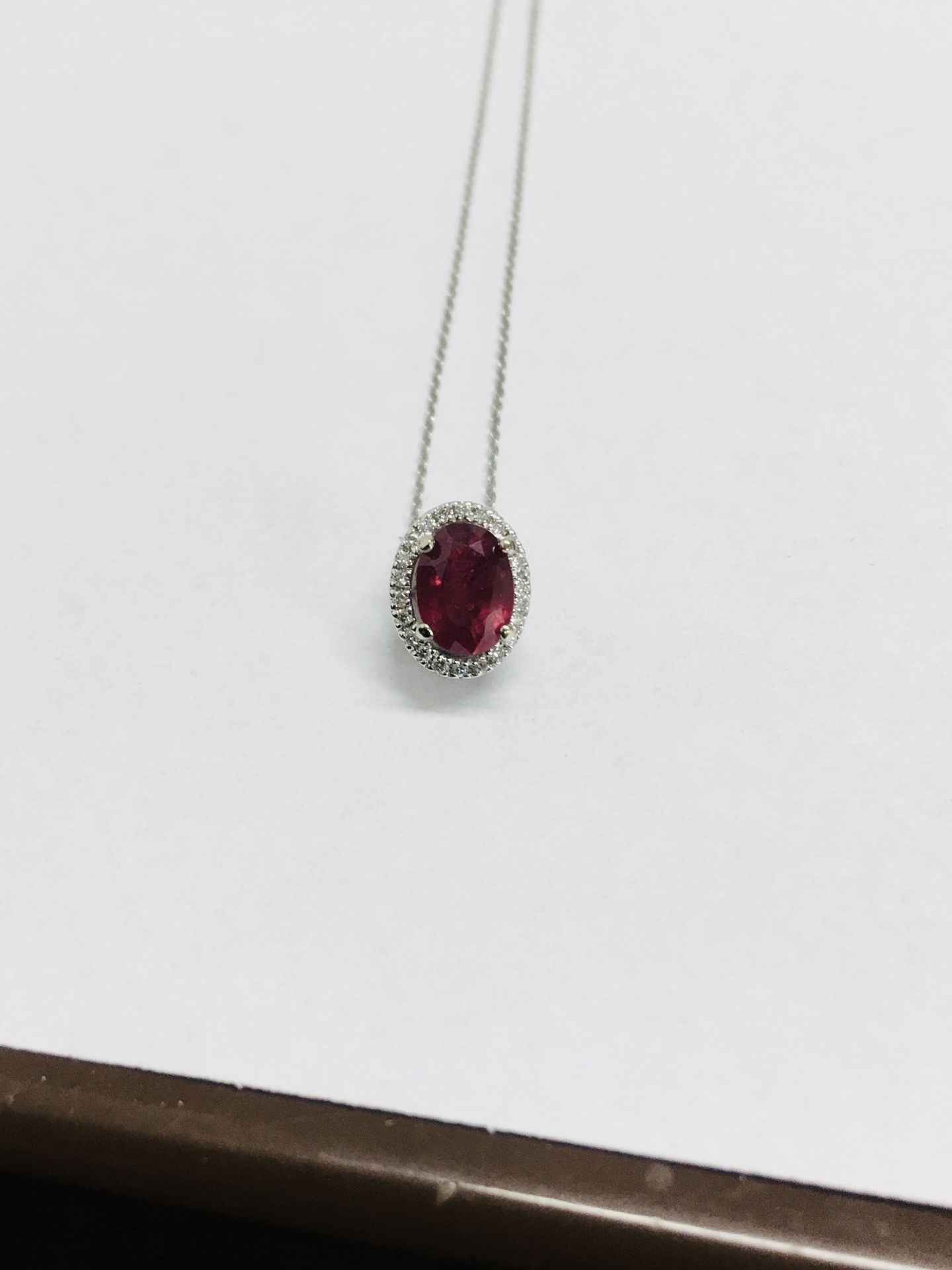 2.40ct halo set diamond pendant. Oval cut ruby ( glass filled ) in the centre, 2.40ct, with a halo - Bild 4 aus 4