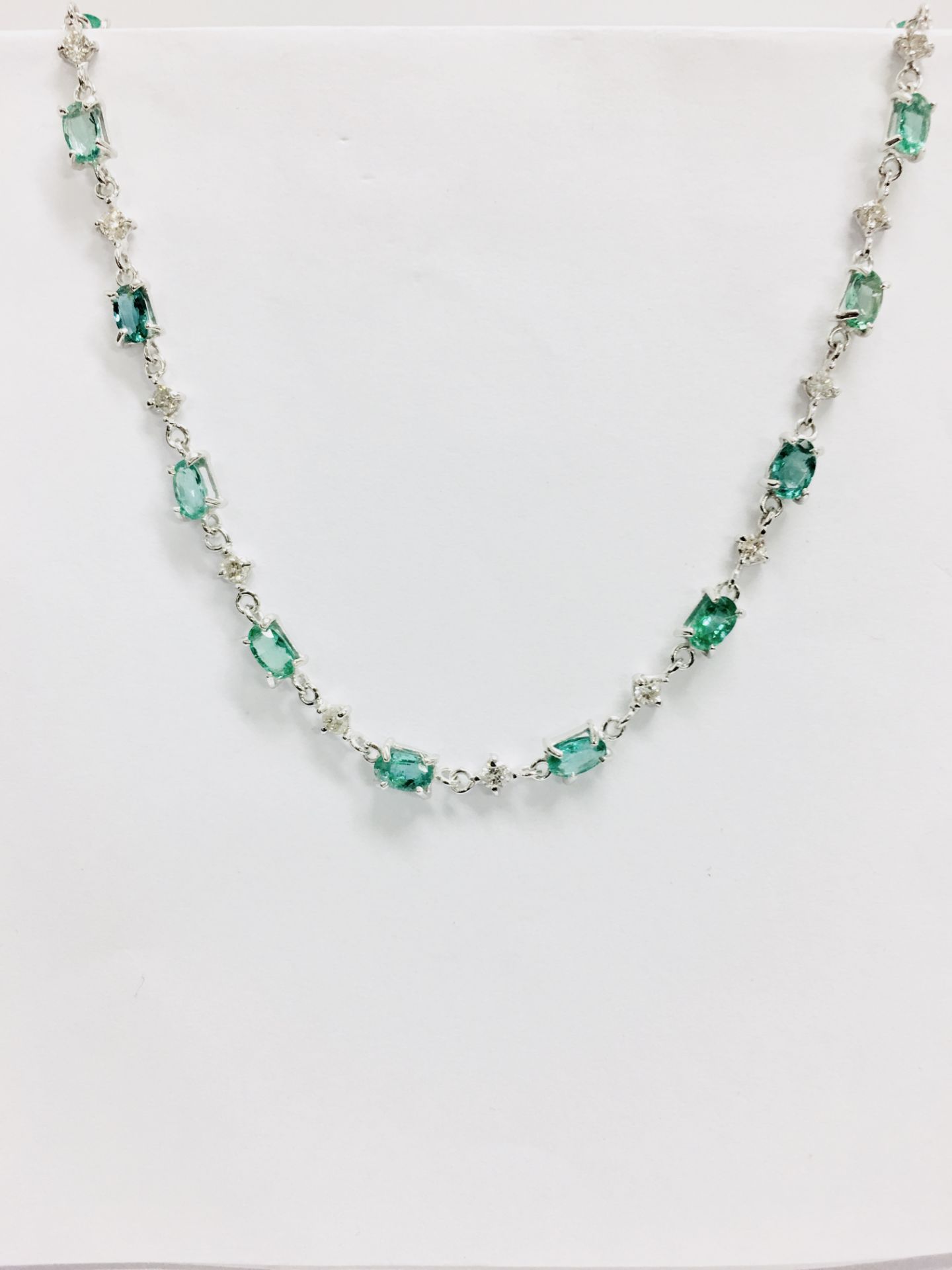 6ct emerald and diamond bracelet.Set with emerald cut ( treated ) emeralds and small brilliant cut - Bild 3 aus 7