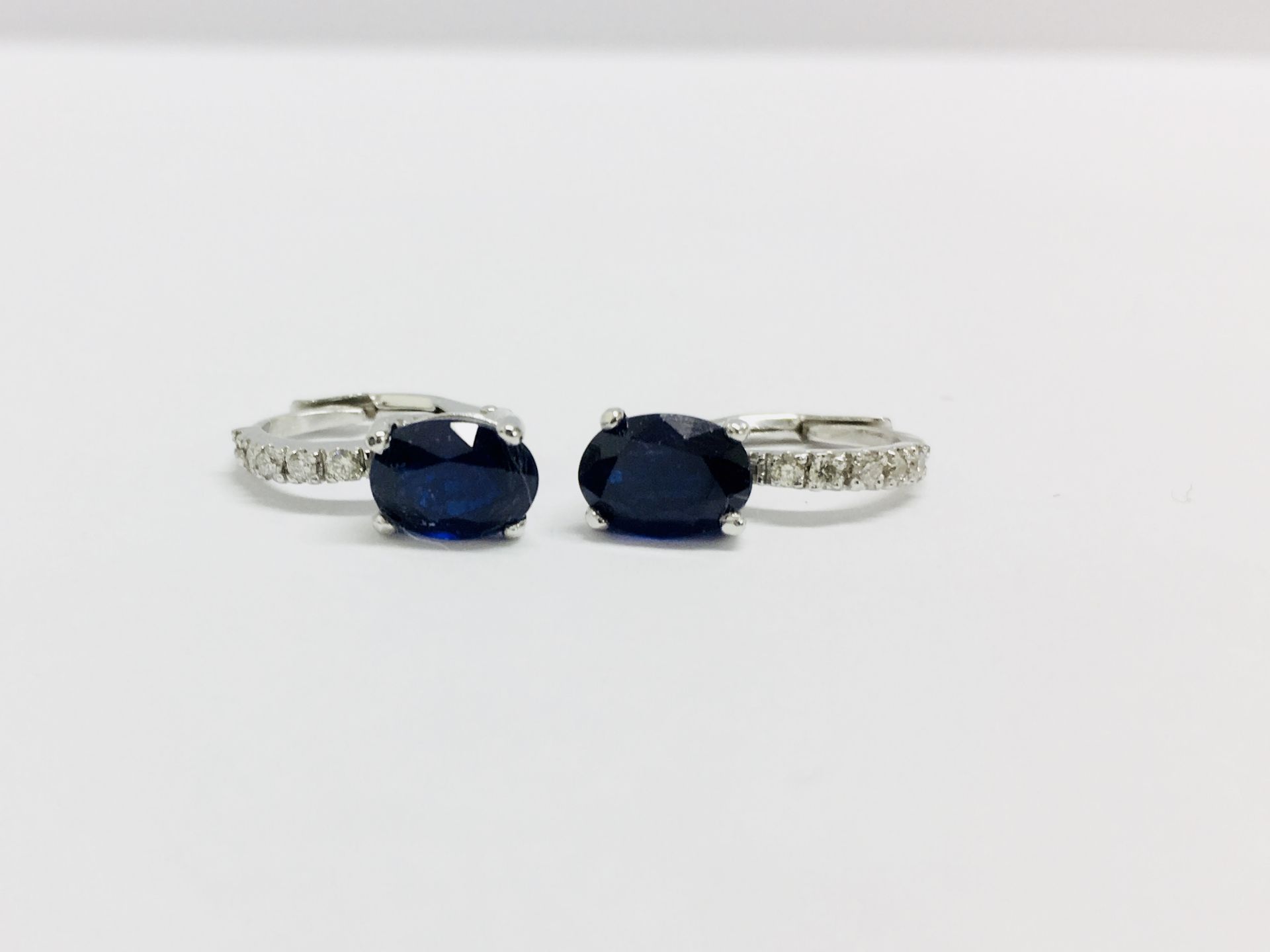 1.60ct sapphire and diamond hoop style earrings. Each is set with a 7x 5mm oval cut sapphire ( - Bild 4 aus 4